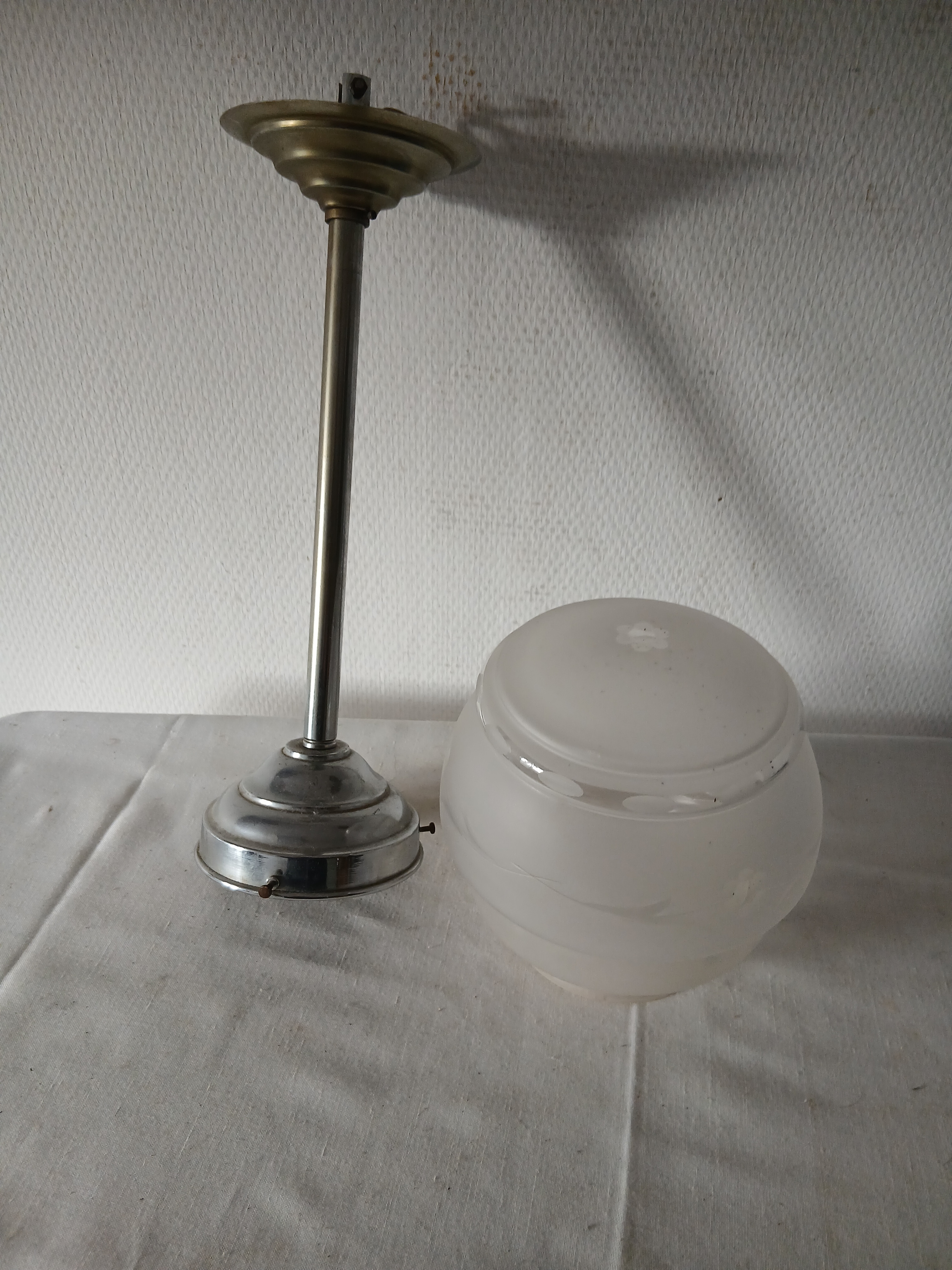 Voir photo 8 de Lustre vintage en verre opalescent. ( hauteur totale 50cm) Lustre vintage en verre opalescent. ( hauteur totale 50cm) Bon état reconditionné photo 8