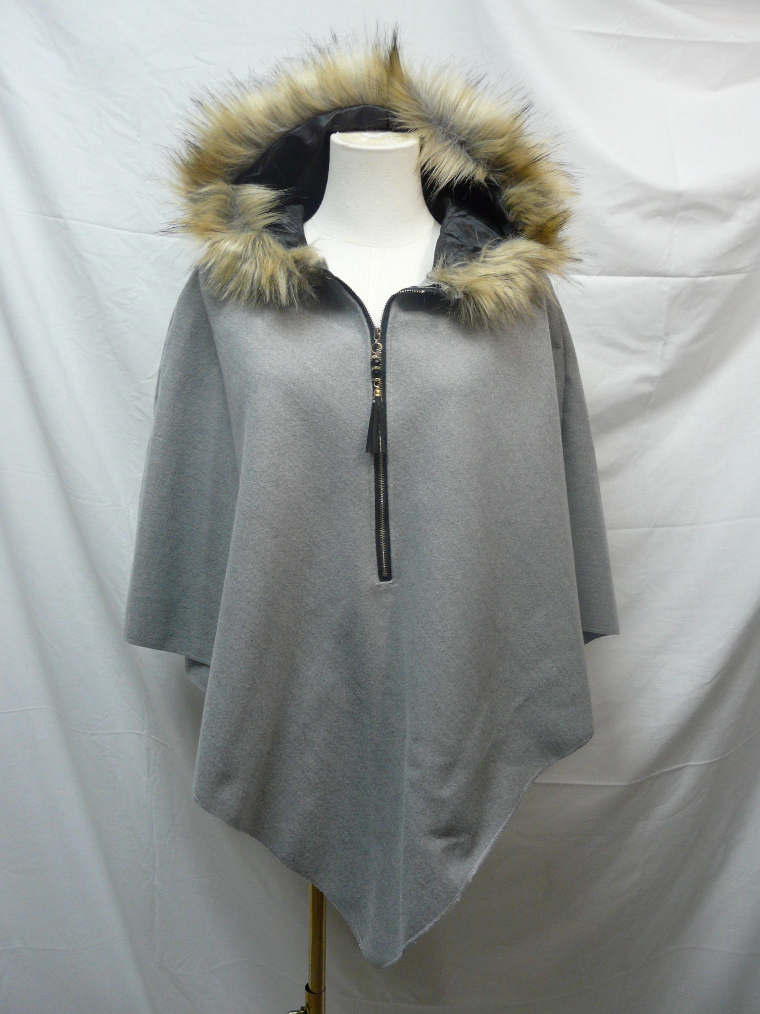 Voir photo 2 de M148 - Poncho à capuche - Ambra - Taille M M148 - Poncho à capuche - Ambra - Taille M Parfait état reconditionné photo 2
