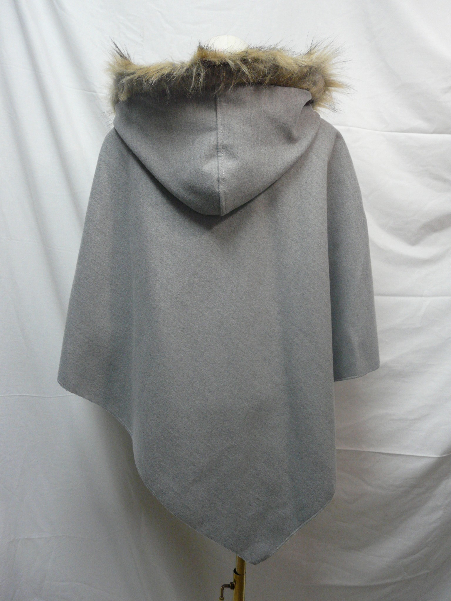 Voir photo 3 de M148 - Poncho à capuche - Ambra - Taille M M148 - Poncho à capuche - Ambra - Taille M Parfait état reconditionné photo 3