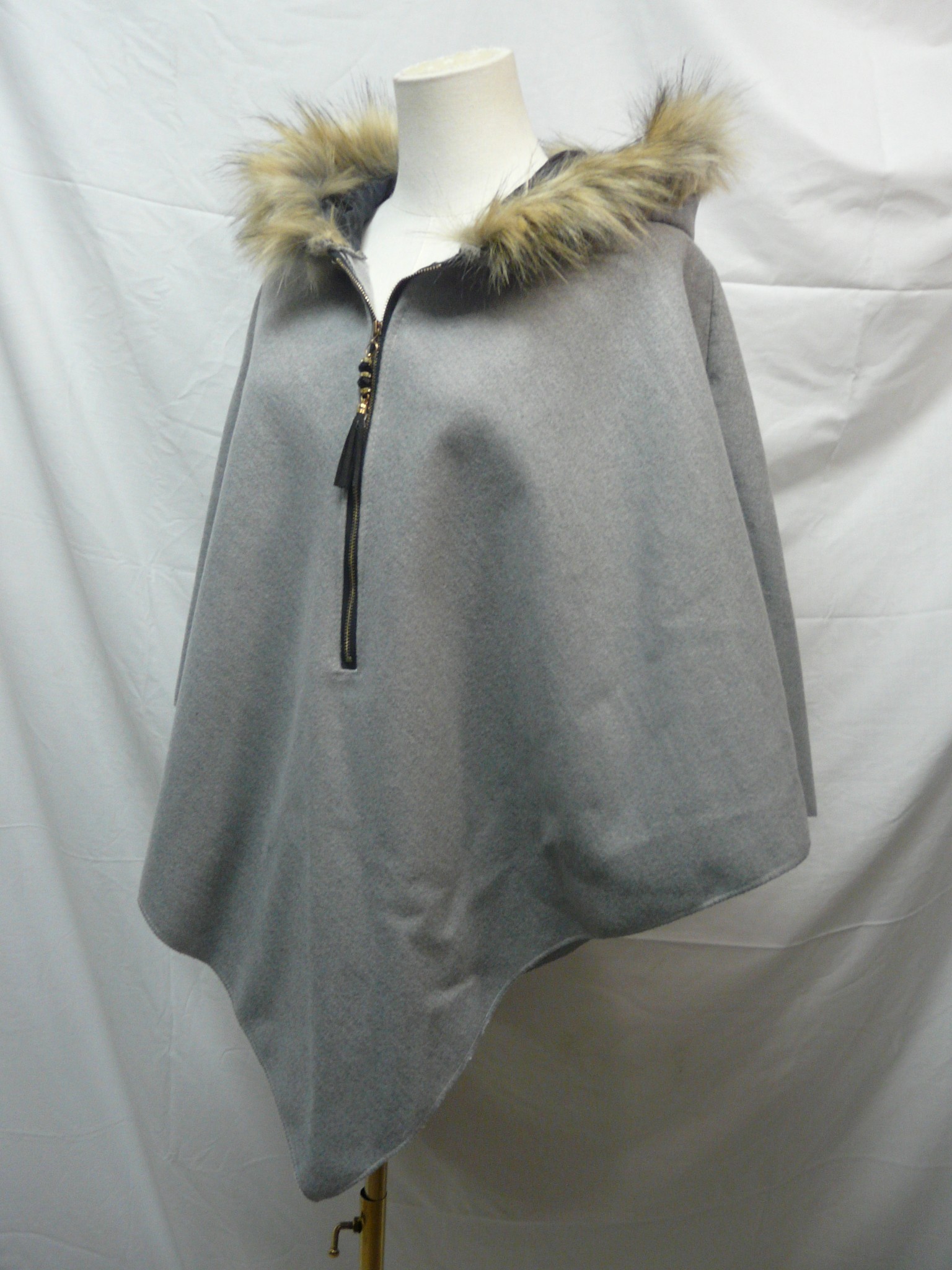 Voir photo 4 de M148 - Poncho à capuche - Ambra - Taille M M148 - Poncho à capuche - Ambra - Taille M Parfait état reconditionné photo 4