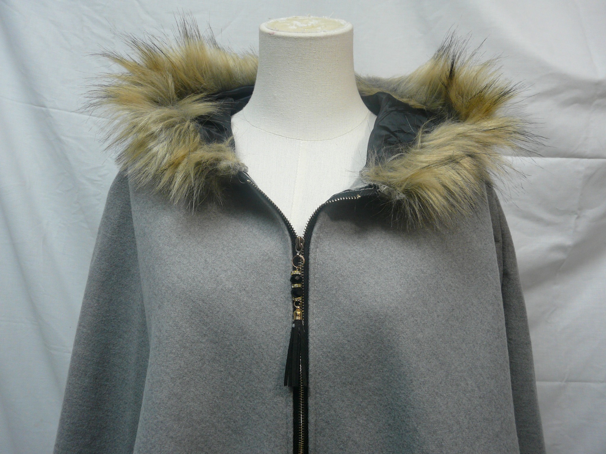 Voir photo 6 de M148 - Poncho à capuche - Ambra - Taille M M148 - Poncho à capuche - Ambra - Taille M Parfait état reconditionné photo 6