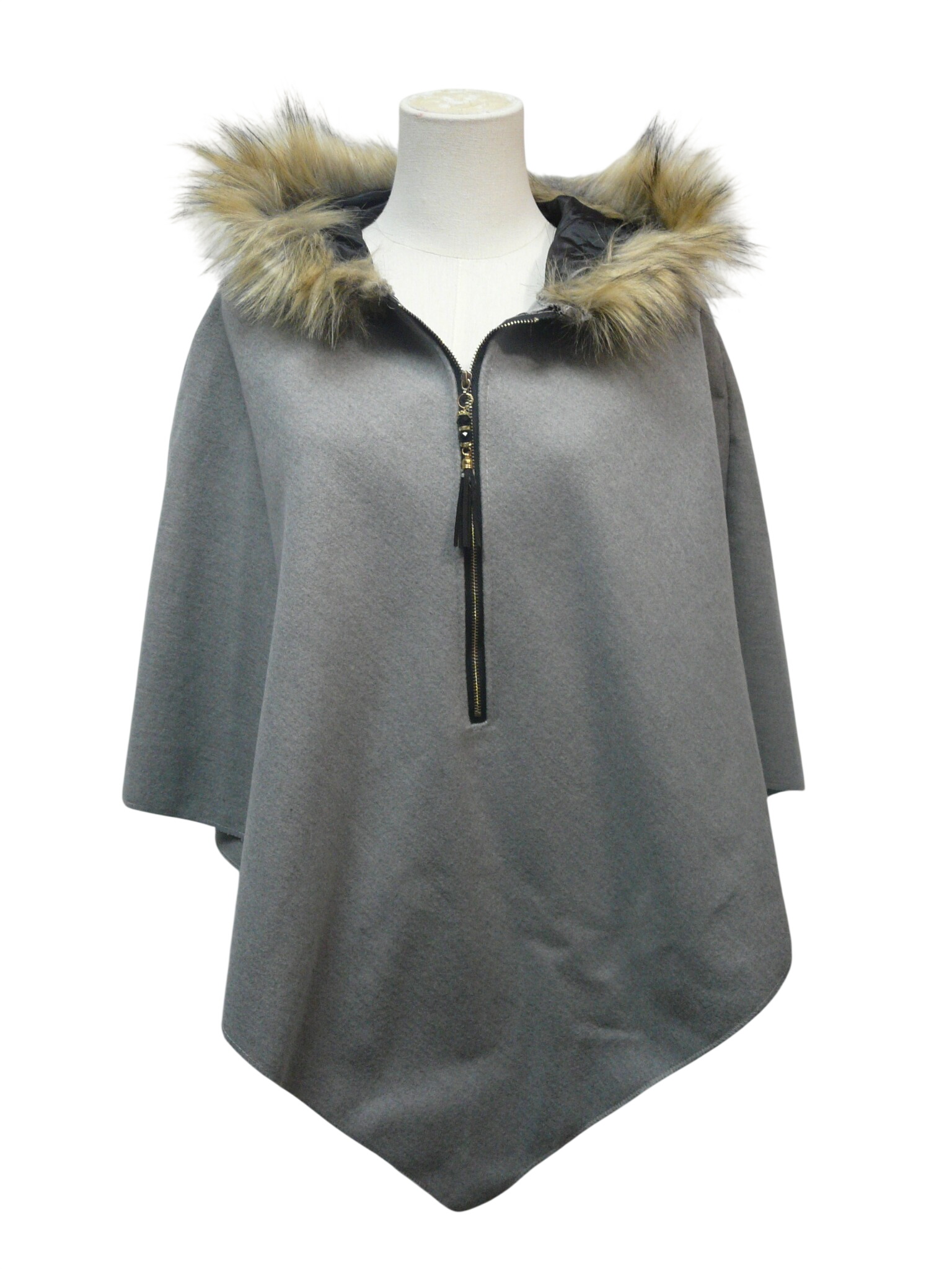 M148 - Poncho à capuche - Ambra - Taille M Parfait état - 10,00 € M148 - Poncho à capuche - Ambra - Taille M Parfait état reconditionné disponible sur Label Emmaüs