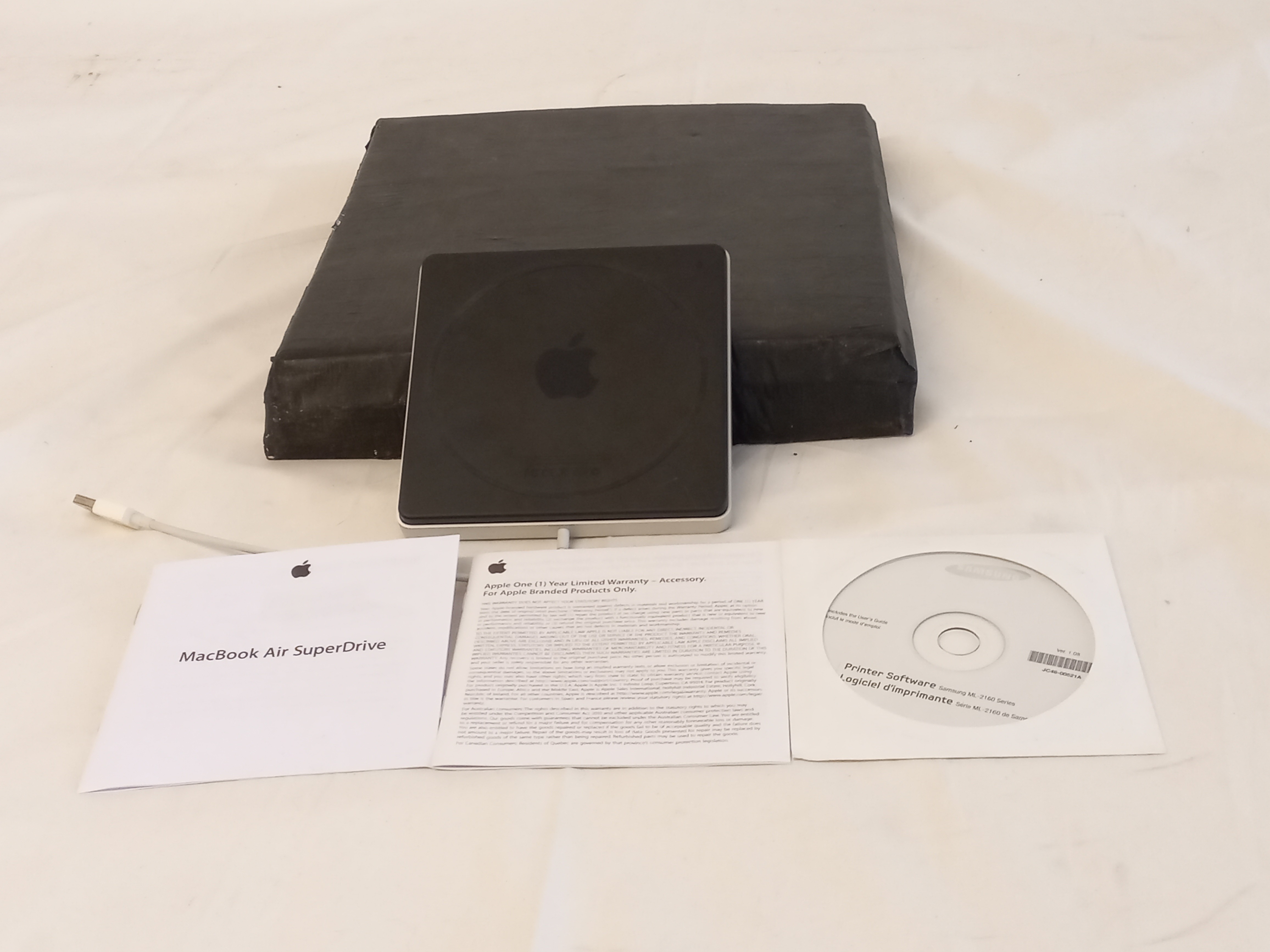 Voir photo 2 de MAC BOOK AIR super drive lire et graver CD/ DVD apple blanc MAC BOOK AIR super drive lire et graver CD/ DVD apple blanc Très bon état reconditionné photo 2