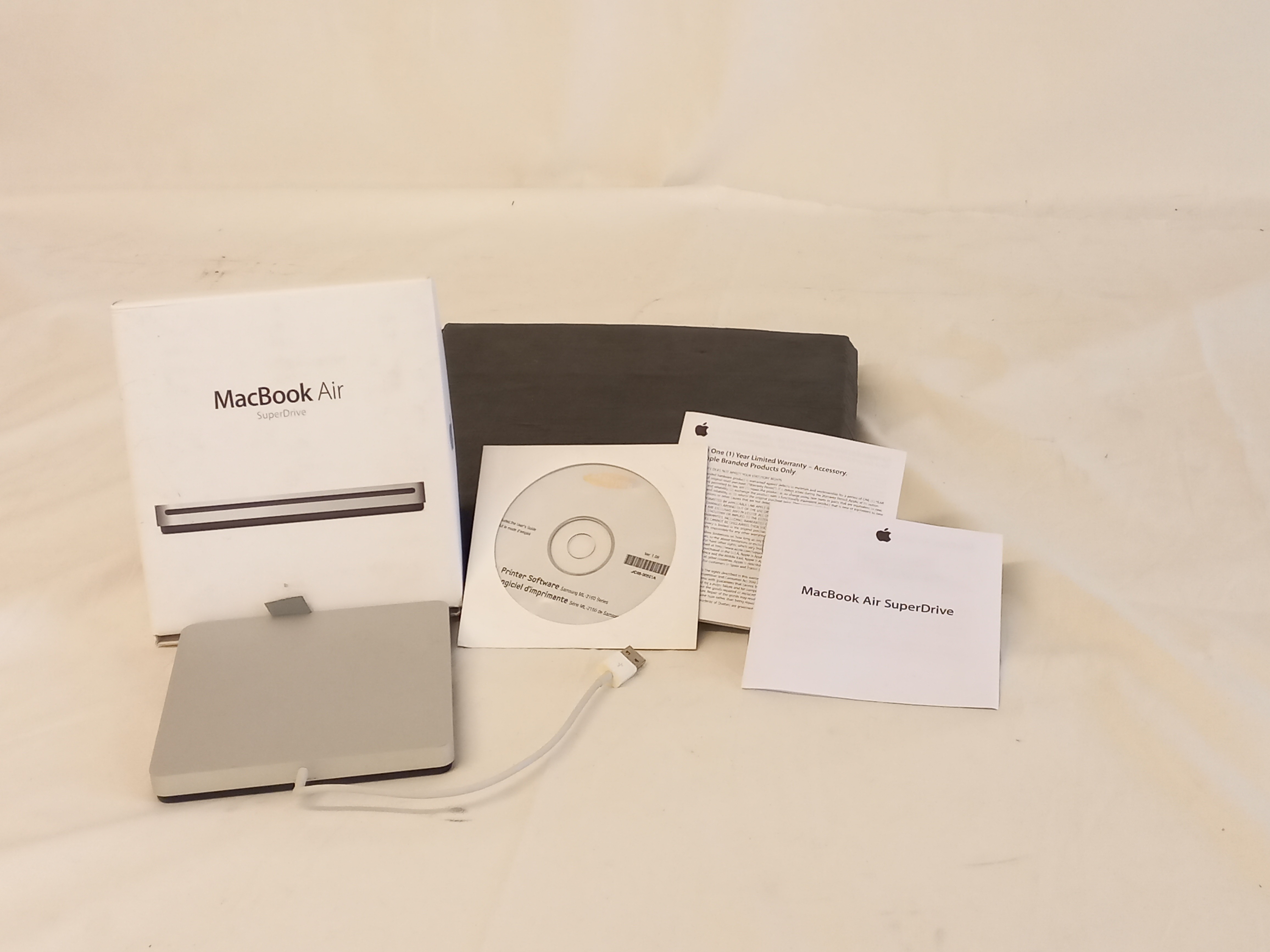 Voir photo 3 de MAC BOOK AIR super drive lire et graver CD/ DVD apple blanc MAC BOOK AIR super drive lire et graver CD/ DVD apple blanc Très bon état reconditionné photo 3