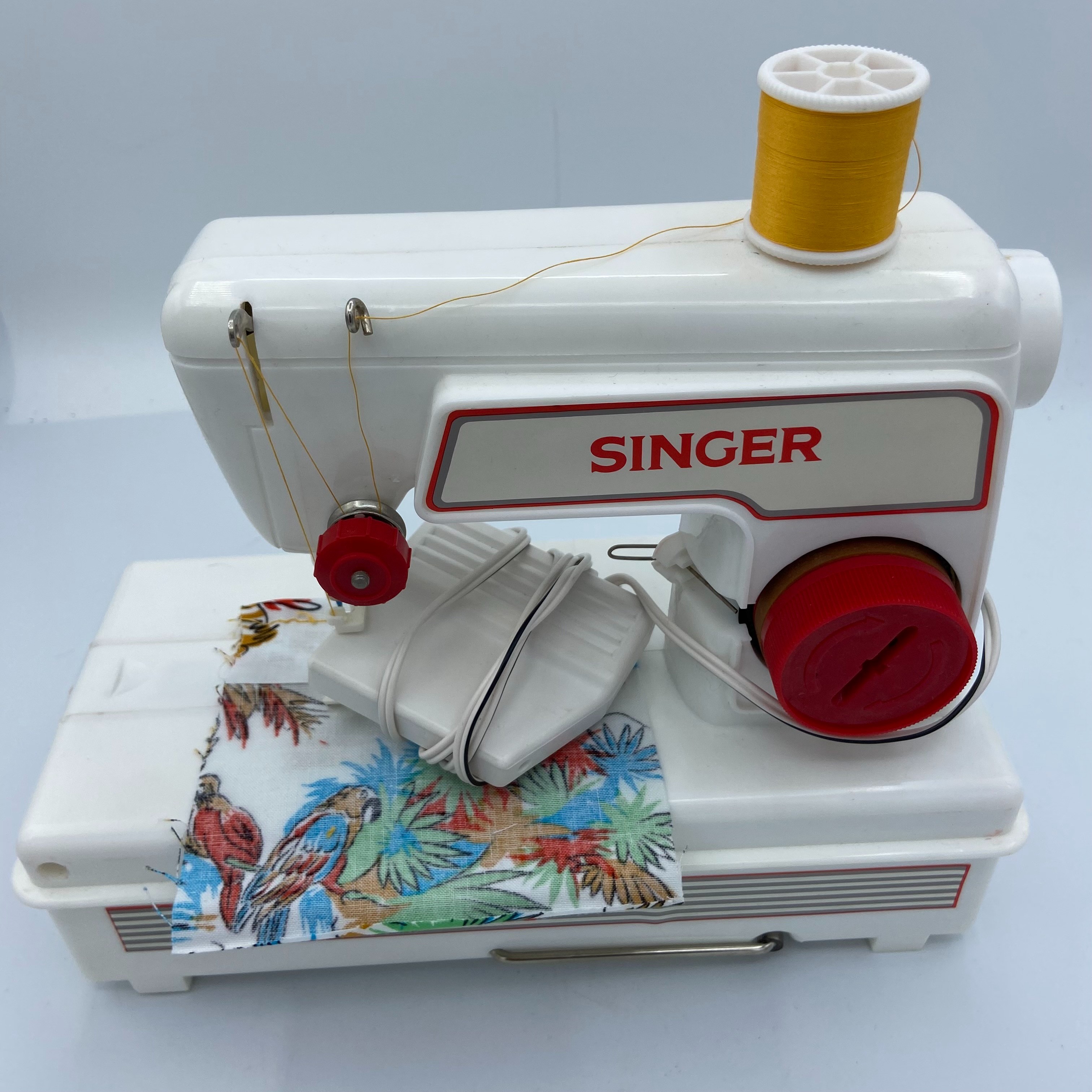 Voir photo 3 de Machine à coudre enfant- point noué - "Singer" - 7 ans et + Machine à coudre enfant- point noué - "Singer" - 7 ans et + Très bon état reconditionné photo 3