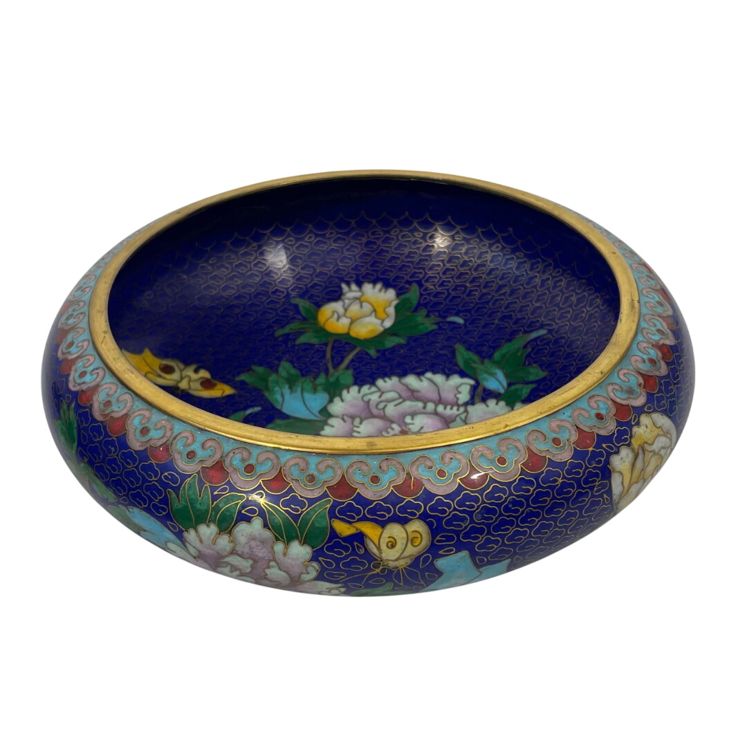 Acheter Magnifique Bol en Émail Cloisonné – Décor Pivoines et Papillons Très bon état - 49,00 € Magnifique Bol en Émail Cloisonné – Décor Pivoines et Papillons Très bon état reconditionné disponible sur Label Emmaüs