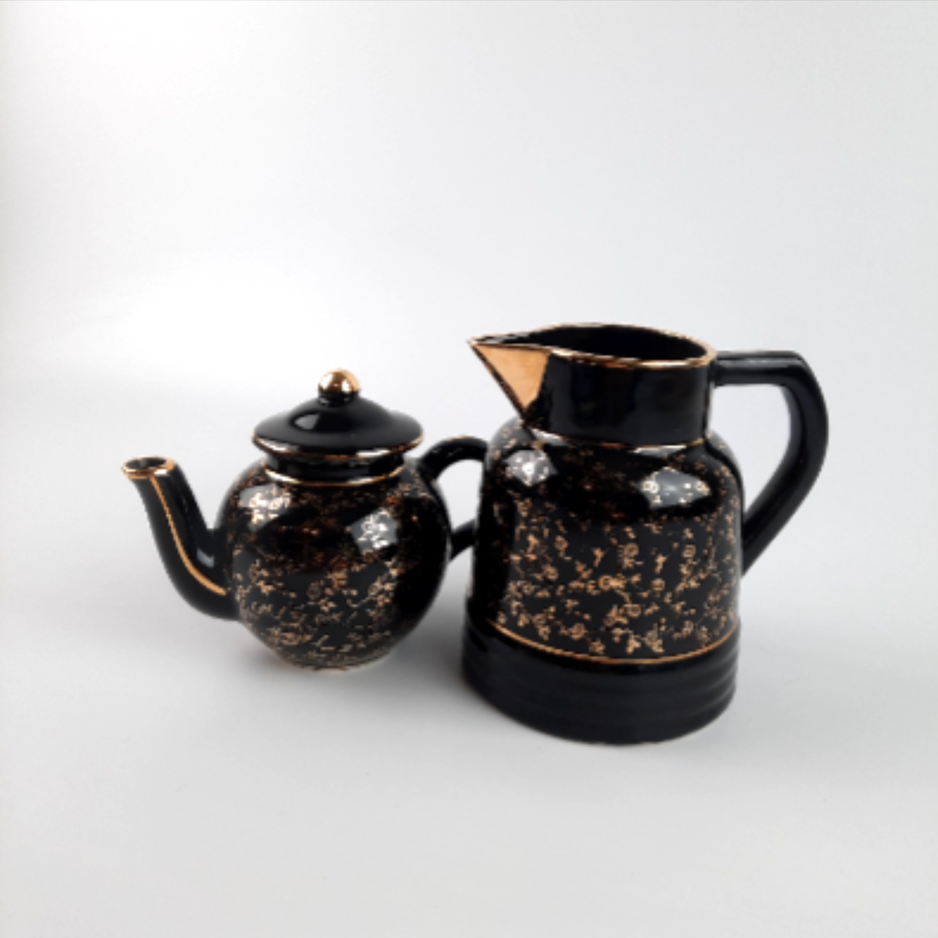 Magnifique ensemble porcelaine théière cafetière Bon état - 12,50 € Magnifique ensemble porcelaine théière cafetière Bon état reconditionné disponible sur Label Emmaüs