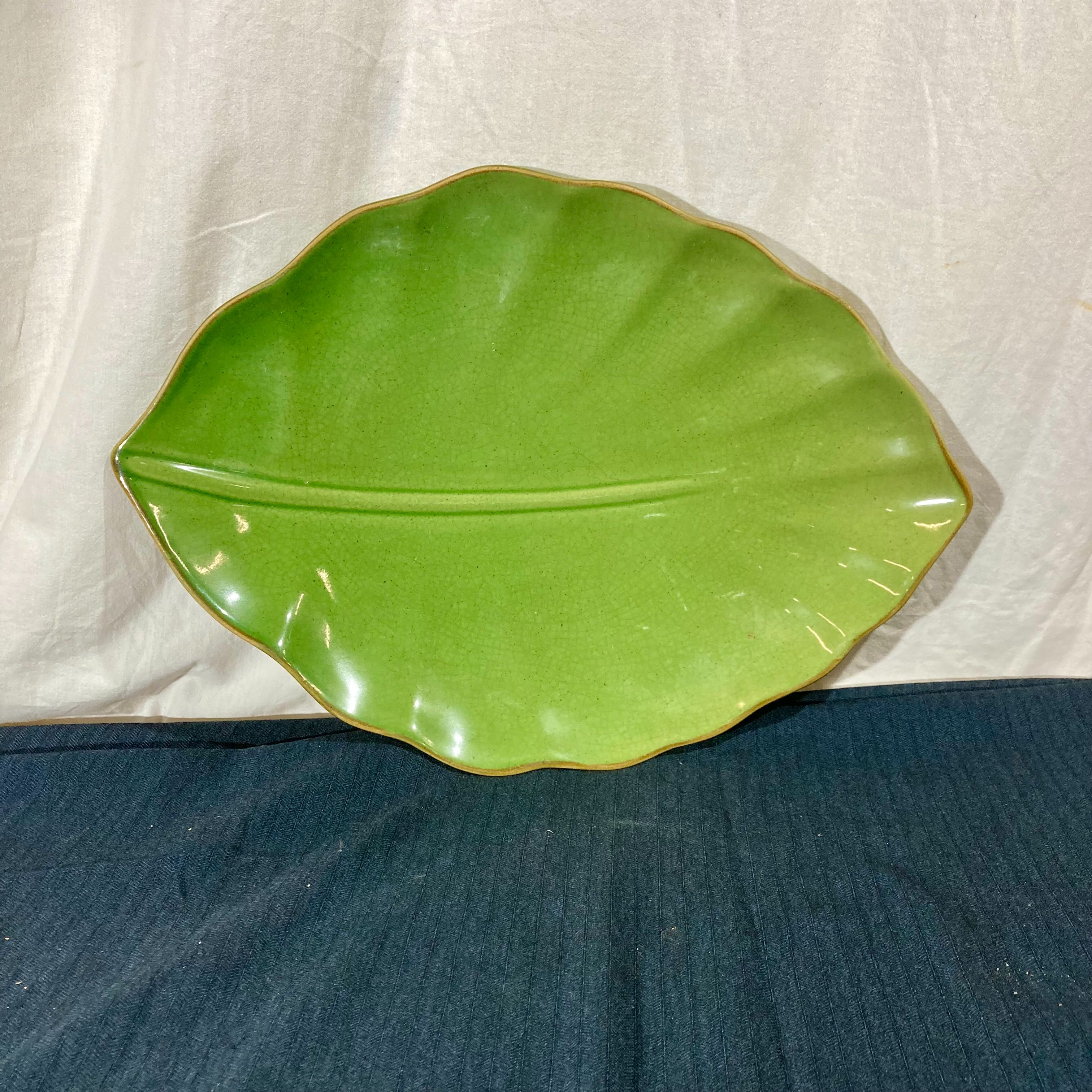 Voir photo 2 de Magnifique plat en forme de feuille Magnifique plat en forme de feuille Très bon état reconditionné photo 2