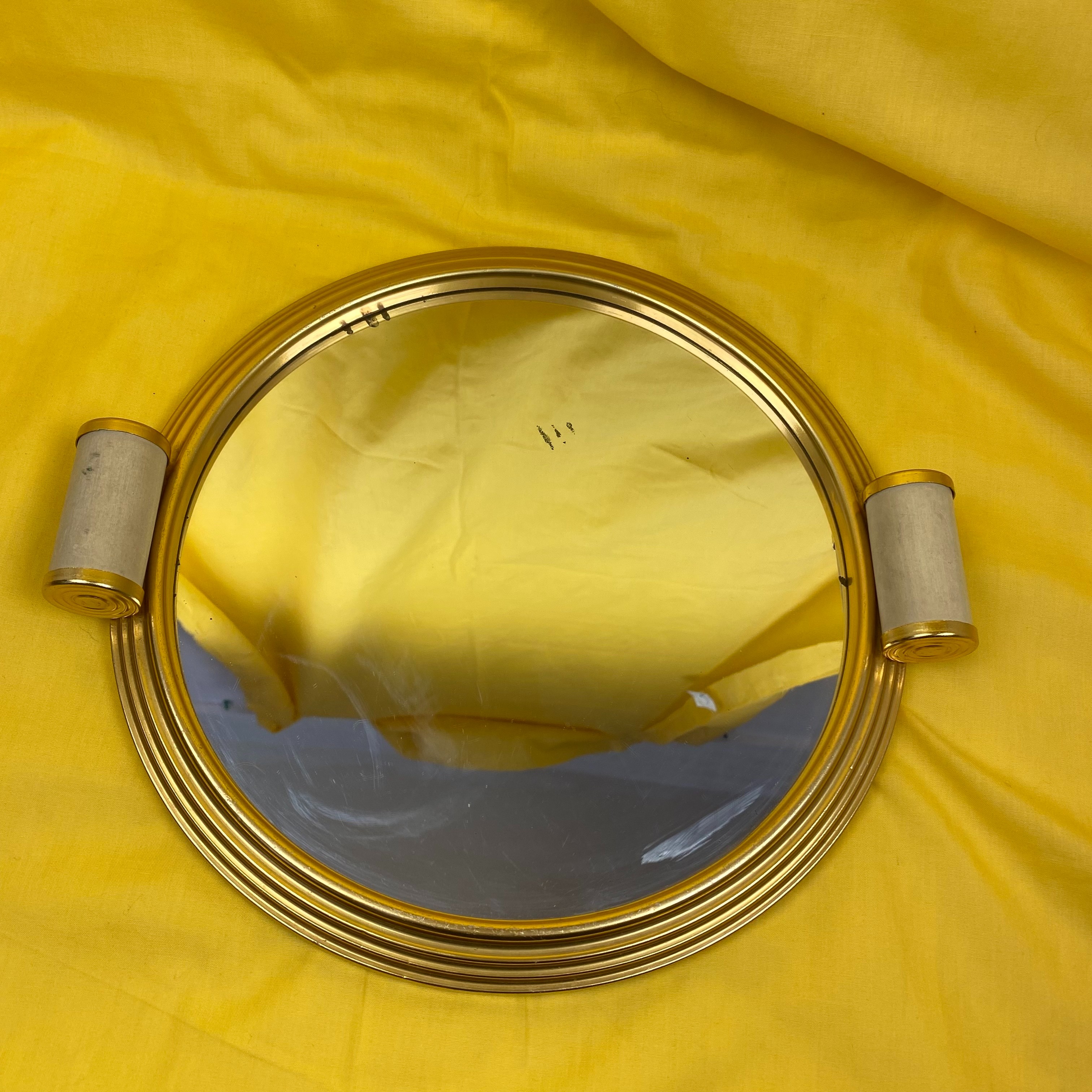 Voir photo 2 de Magnifique Plateau Miroir Vintage Doré - Style Art déco/Années 50 Magnifique Plateau Miroir Vintage Doré - Style Art déco/Années 50 Bon état reconditionné photo 2