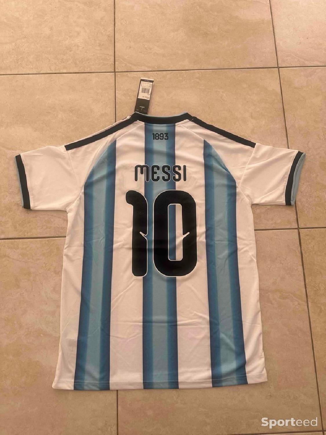 Maillot argentine taille L floqué Messi numéro 10 Comme neuf (c'est déjà la condition standard) reconditionné disponible sur Sporteed | Dero