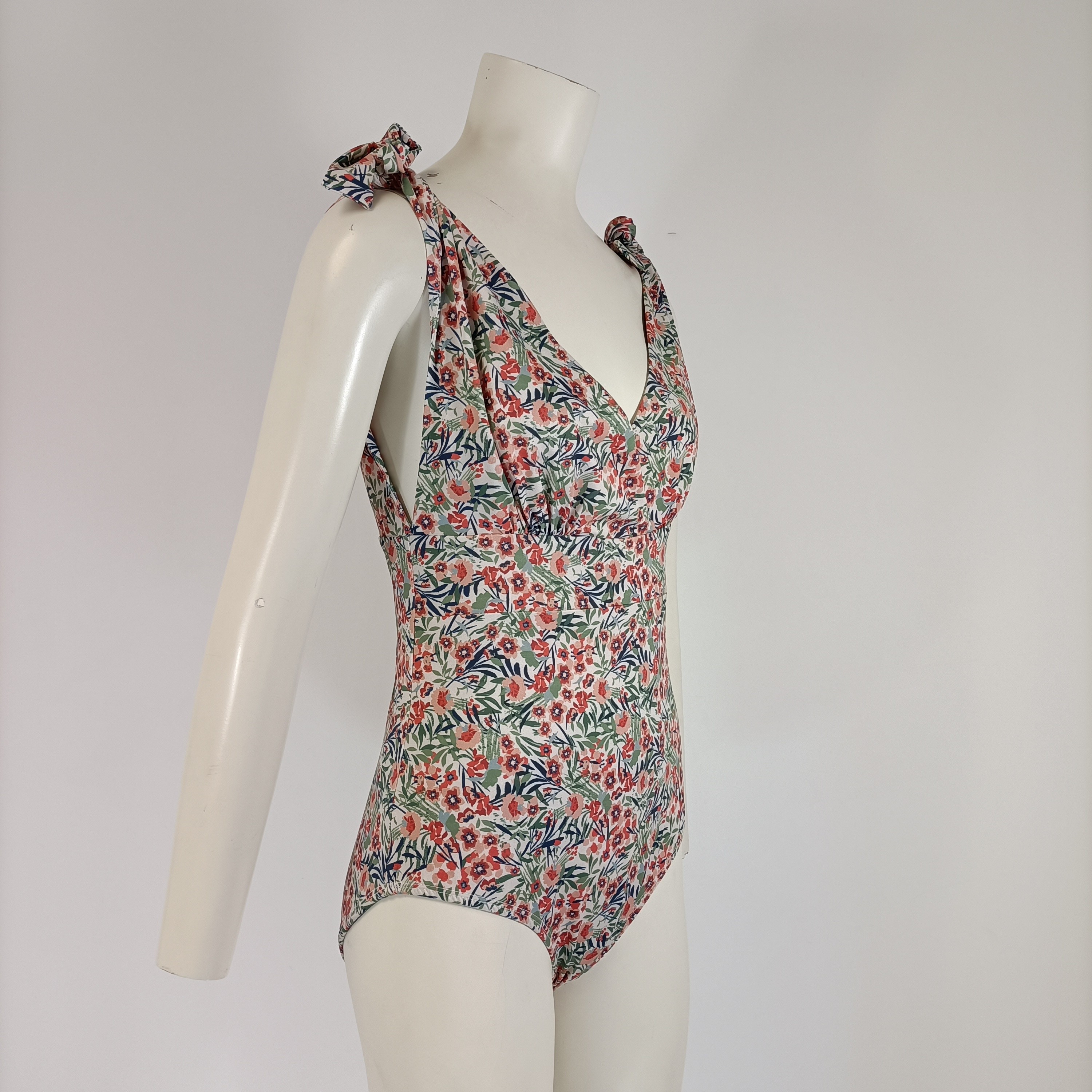 Voir photo 2 de Maillot de bain 1 pièce fleuri femme taille XS dos échancré bretelles à nouer Maillot de bain 1 pièce fleuri femme taille XS dos échancré bretelles à nouer Parfait état reconditionné photo 2