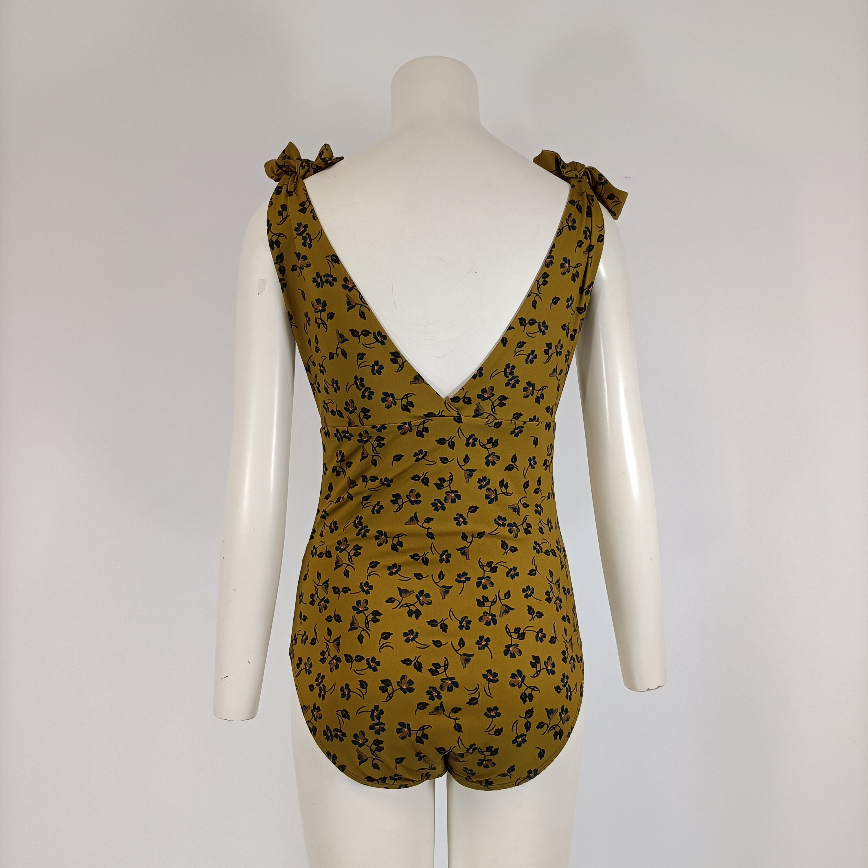 Voir photo 3 de Maillot de bain 1 pièce fleuri kaki femme taille XS décolleté V dos échancré Maillot de bain 1 pièce fleuri kaki femme taille XS décolleté V dos échancré Parfait état reconditionné photo 3
