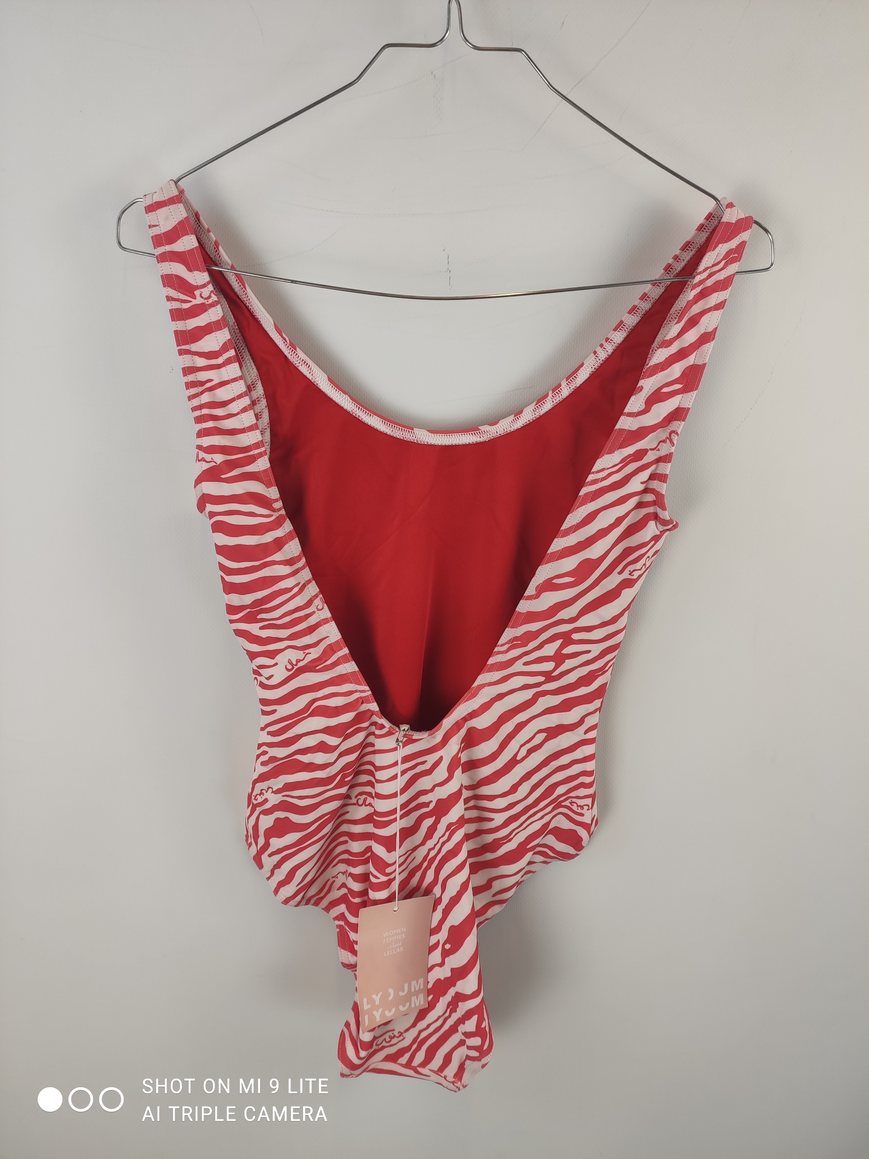 Acheter MAILLOT DE BAIN 1 PIÈCE S LYOUM MOTIF ZÈBRE ROUGE & BLANC FEMME Parfait état - 10,00 € MAILLOT DE BAIN 1 PIÈCE S LYOUM MOTIF ZÈBRE ROUGE & BLANC FEMME Parfait état reconditionné disponible sur Label Emmaüs