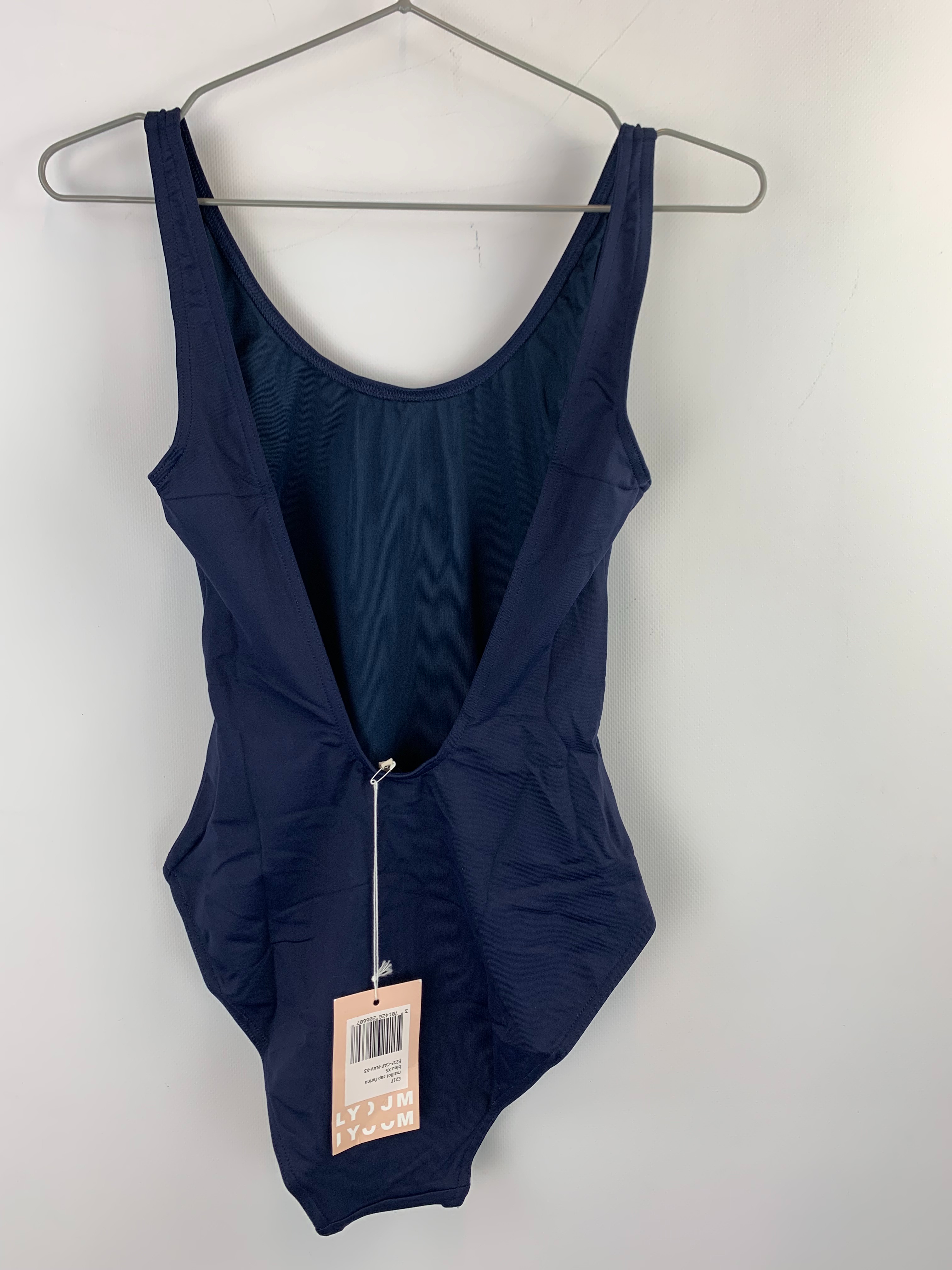 Voir photo 2 de MAILLOT DE BAIN 1 PIÈCE XS – GRAND DÉCOLLETÉ AU DOS BLEU MARINE LYOUM MAILLOT DE BAIN 1 PIÈCE XS – GRAND DÉCOLLETÉ AU DOS BLEU MARINE LYOUM Parfait état reconditionné photo 2
