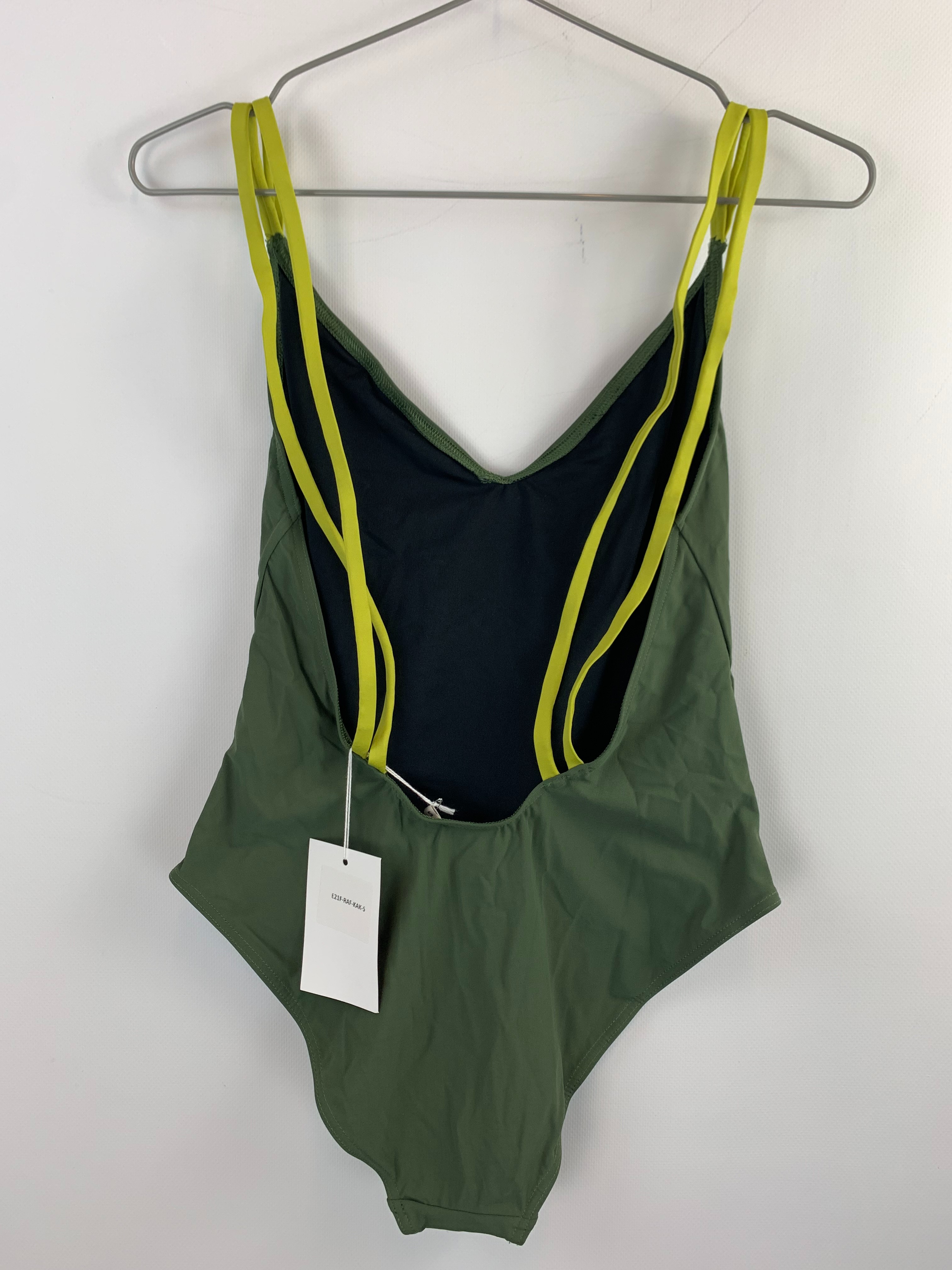 Voir photo 2 de MAILLOT DE BAIN 1 PIÈCE XS – GRAND DÉCOLLETÉ AU DOS VERT KAKI LYOUM MAILLOT DE BAIN 1 PIÈCE XS – GRAND DÉCOLLETÉ AU DOS VERT KAKI LYOUM Parfait état reconditionné photo 2