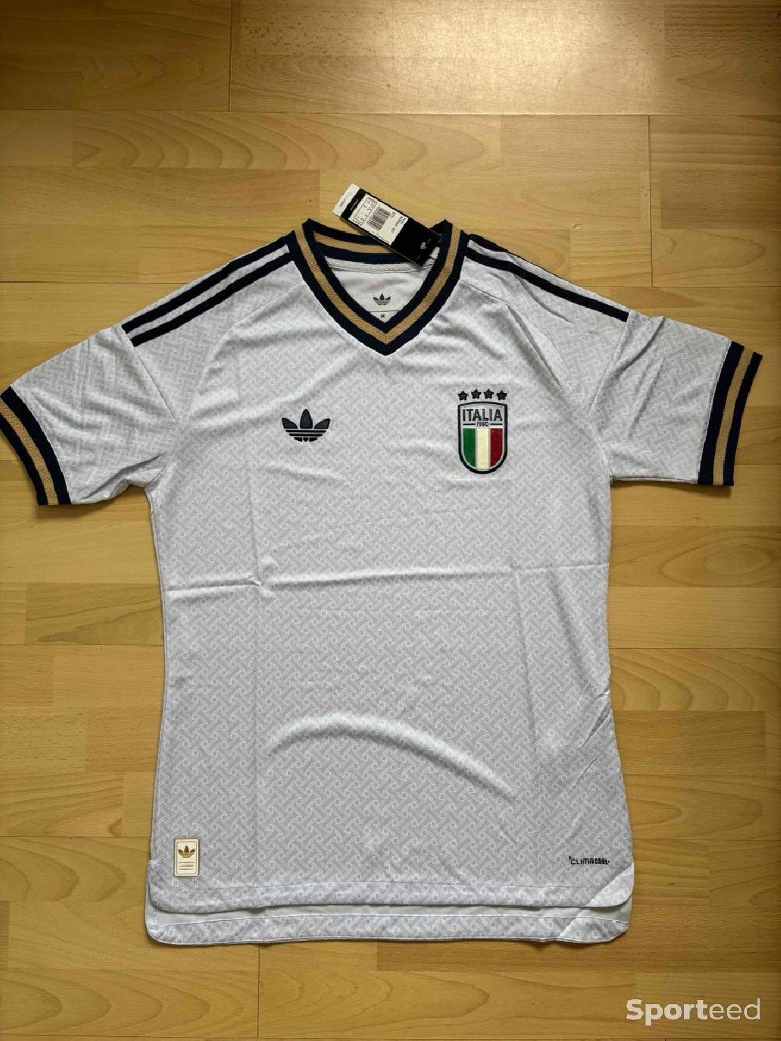 Maillot de foot de l’Italie, noir et blanc. Taille M. Comme neuf (c'est déjà la condition standard) Adidas reconditionné disponible sur Sporteed