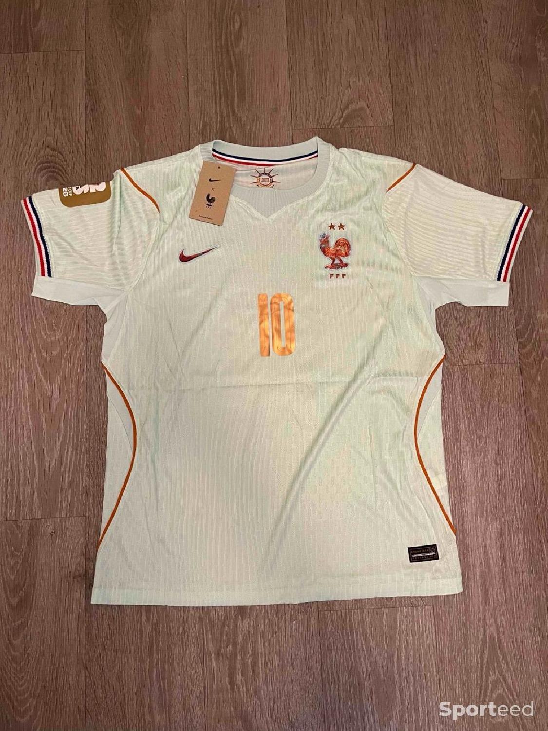 Maillot de foot équipe de France extérieur Mbappé neuf  Comme neuf (c'est déjà la condition standard) N/A reconditionné disponible sur Sporteed