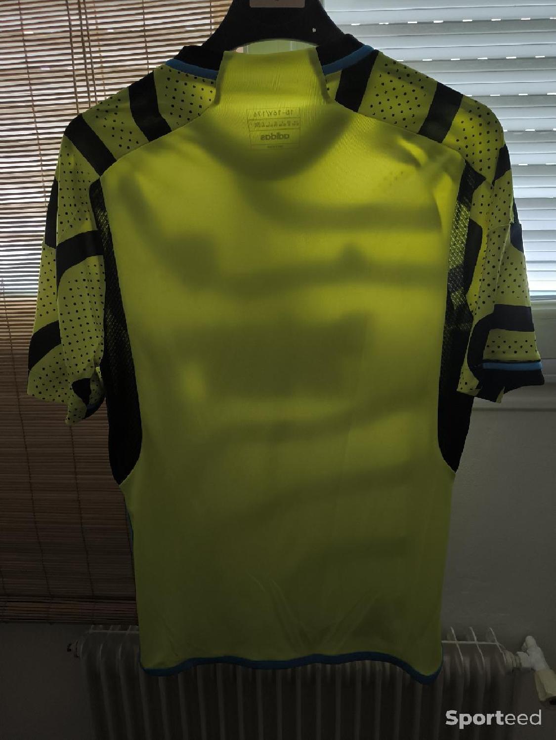 Maillot football Arsenal Très bon état Adidas reconditionné disponible sur Sporteed