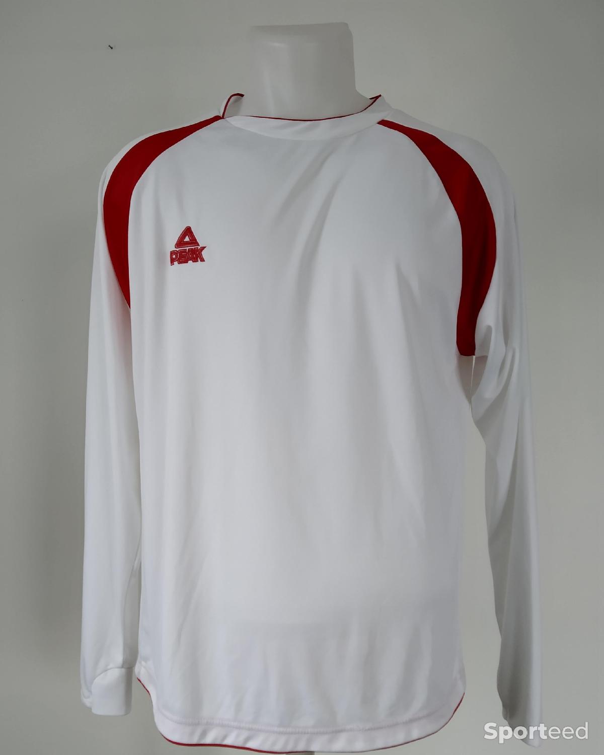 Maillot Football (Sport Co) Peak Neuf sans étiquette Comme neuf (c'est déjà la condition standard) Peak Performance (ou simplement Peak) est une marque suédoise reconditionné disponible sur Sporteed