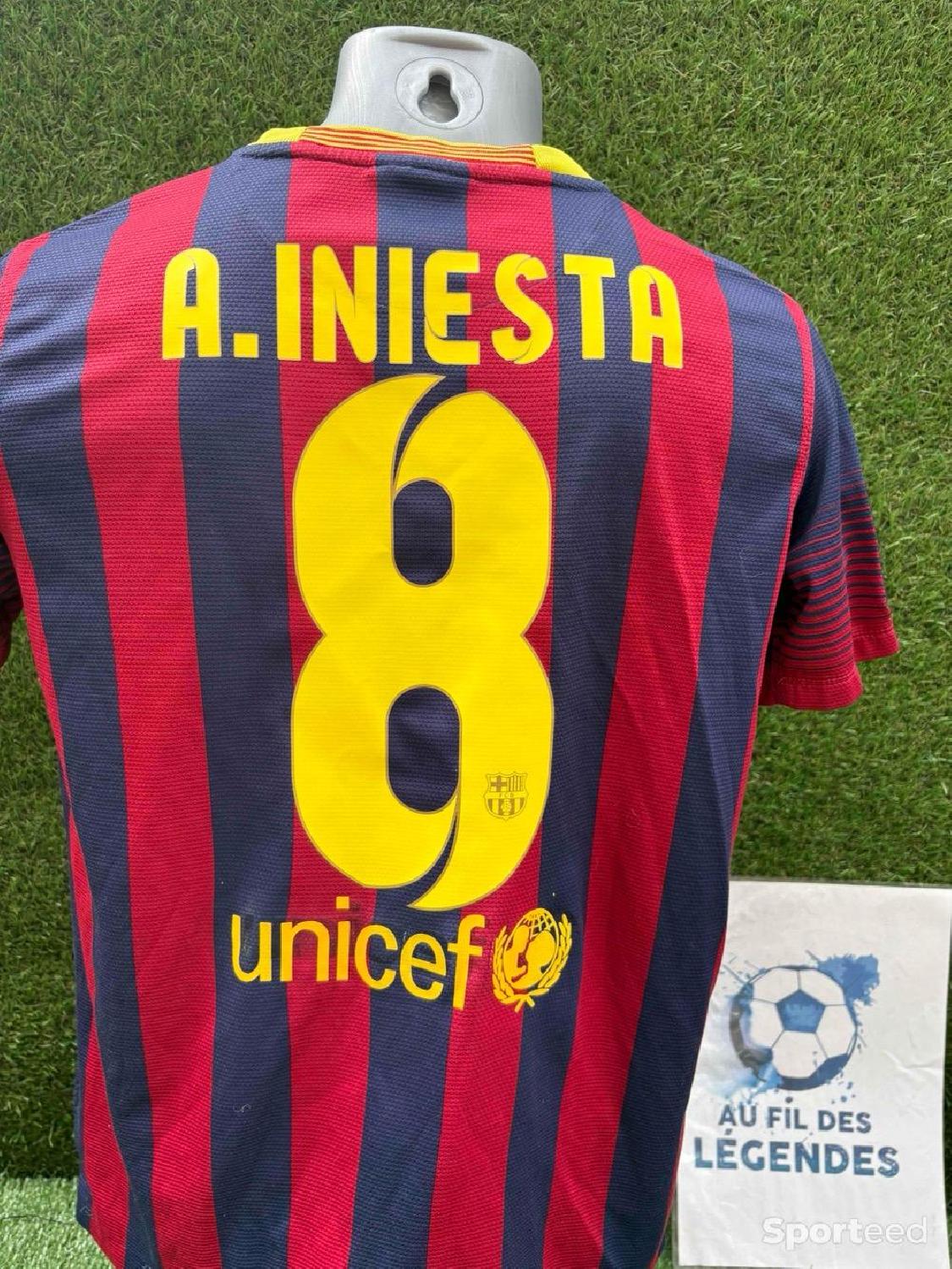Maillot iniesta Barcelone Très bon état Nike reconditionné disponible sur Sporteed