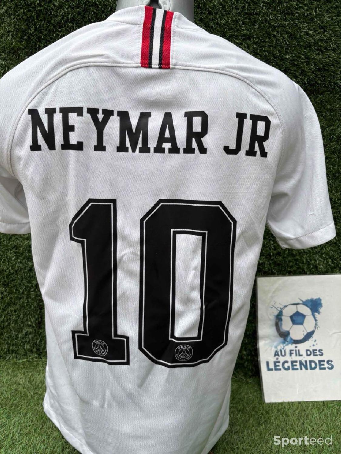 Maillot Neymar PSG Très bon état Jordan (note : il peut y avoir plusieurs marques portant ce nom, reconditionné disponible sur Sporteed