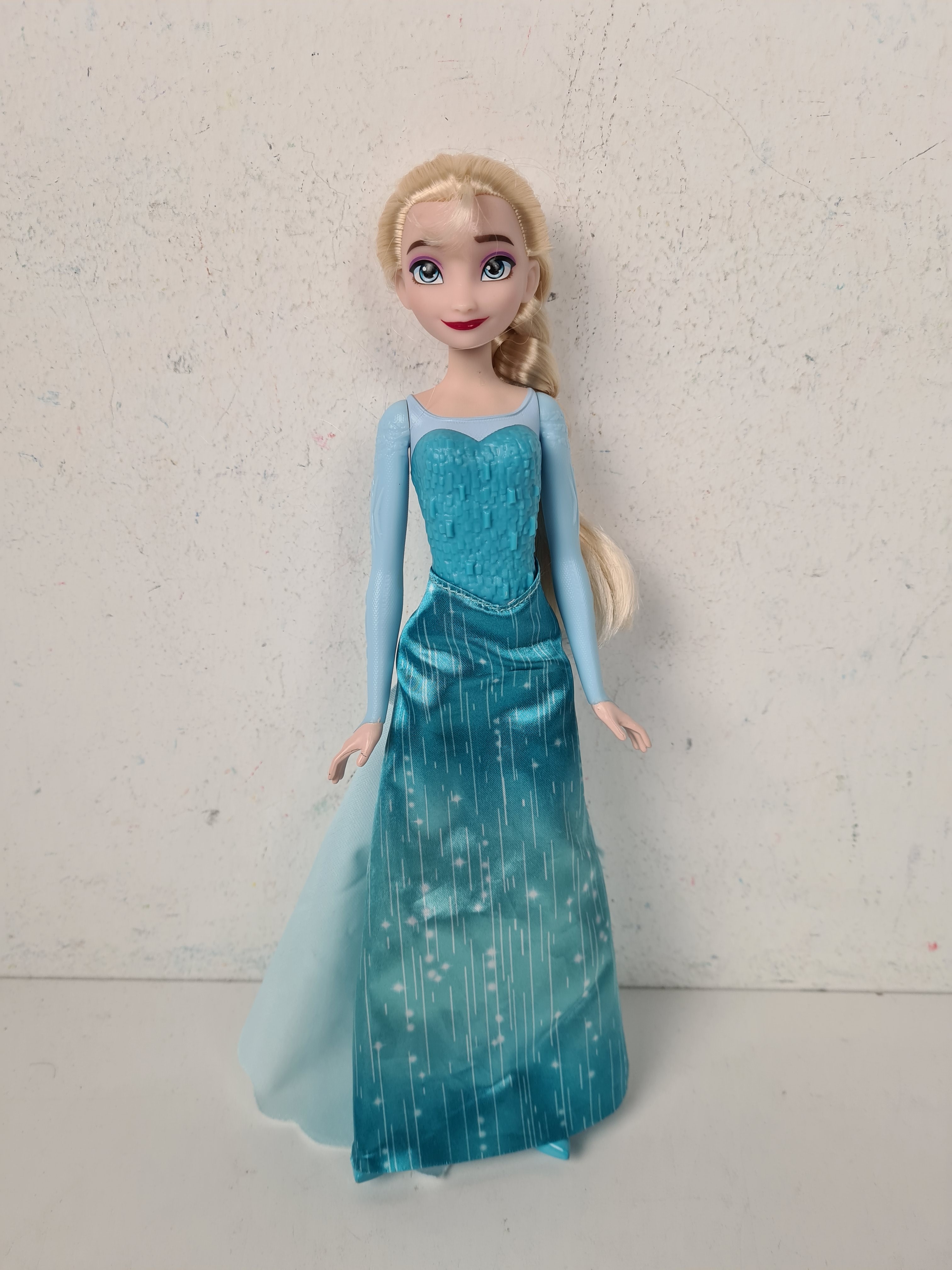 Voir photo 10 de Maison poupée - Château reine des neiges avec accessoires et poupée - 37 cm. Maison poupée - Château reine des neiges avec accessoires et poupée - 37 cm. Bon état reconditionné photo 10