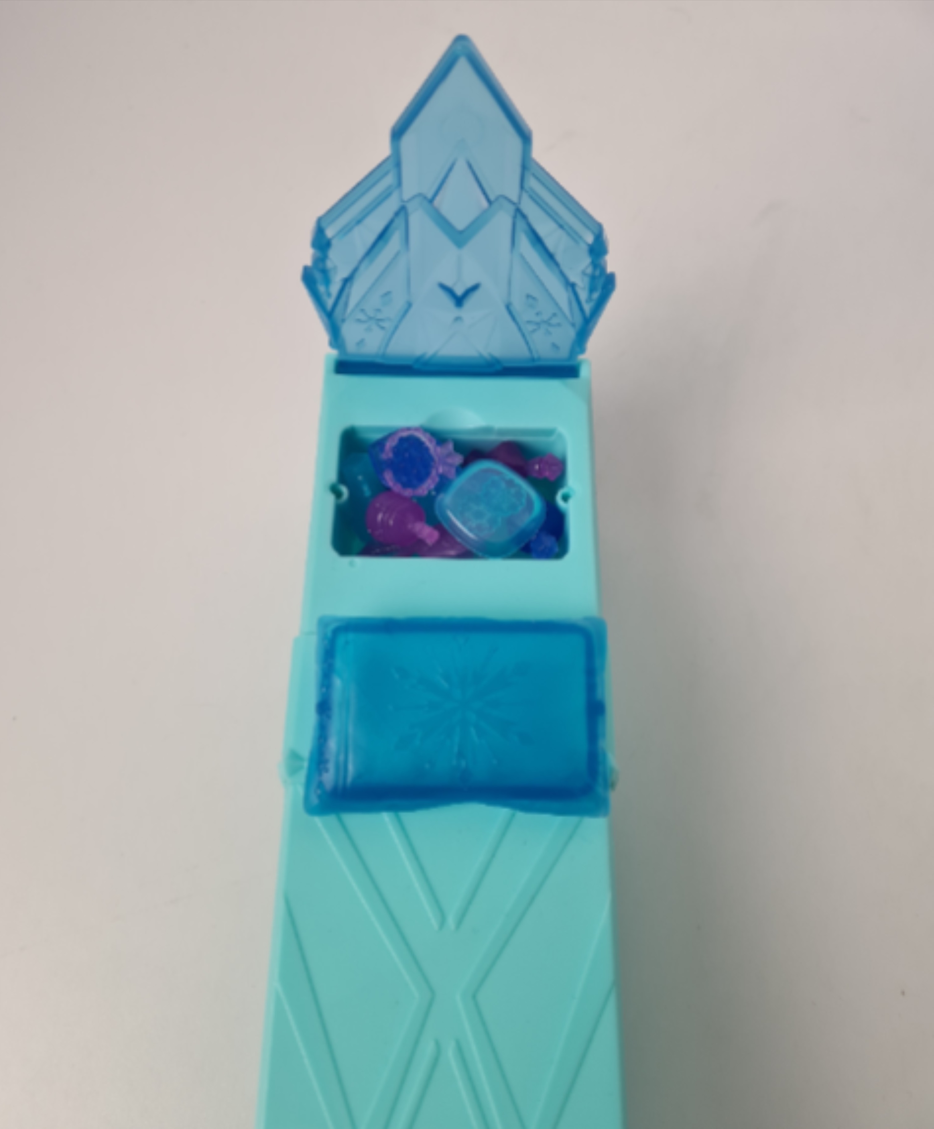 Voir photo 13 de Maison poupée - Château reine des neiges avec accessoires et poupée - 37 cm. Maison poupée - Château reine des neiges avec accessoires et poupée - 37 cm. Bon état reconditionné photo 13