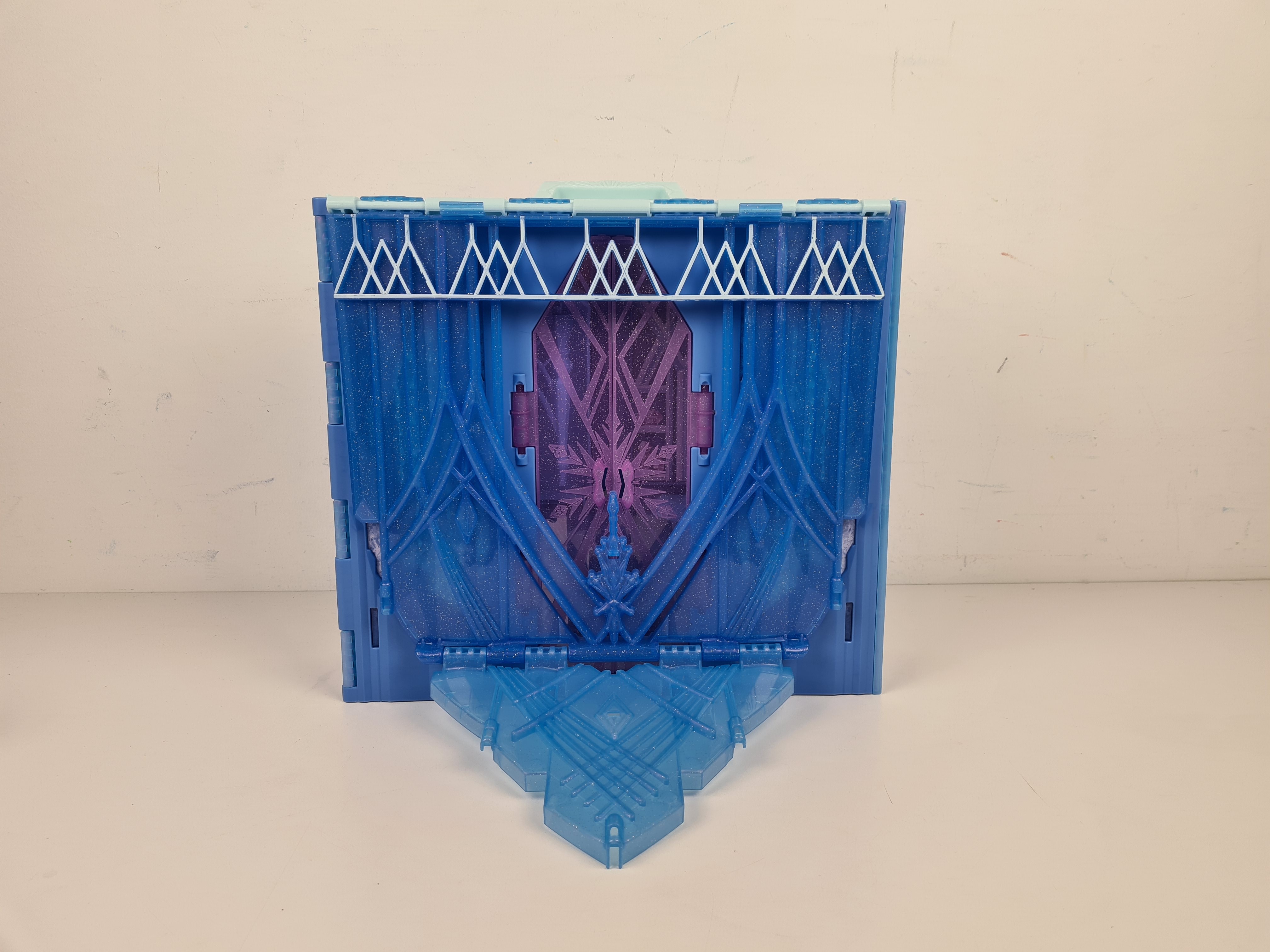 Voir photo 2 de Maison poupée - Château reine des neiges avec accessoires et poupée - 37 cm. Maison poupée - Château reine des neiges avec accessoires et poupée - 37 cm. Bon état reconditionné photo 2