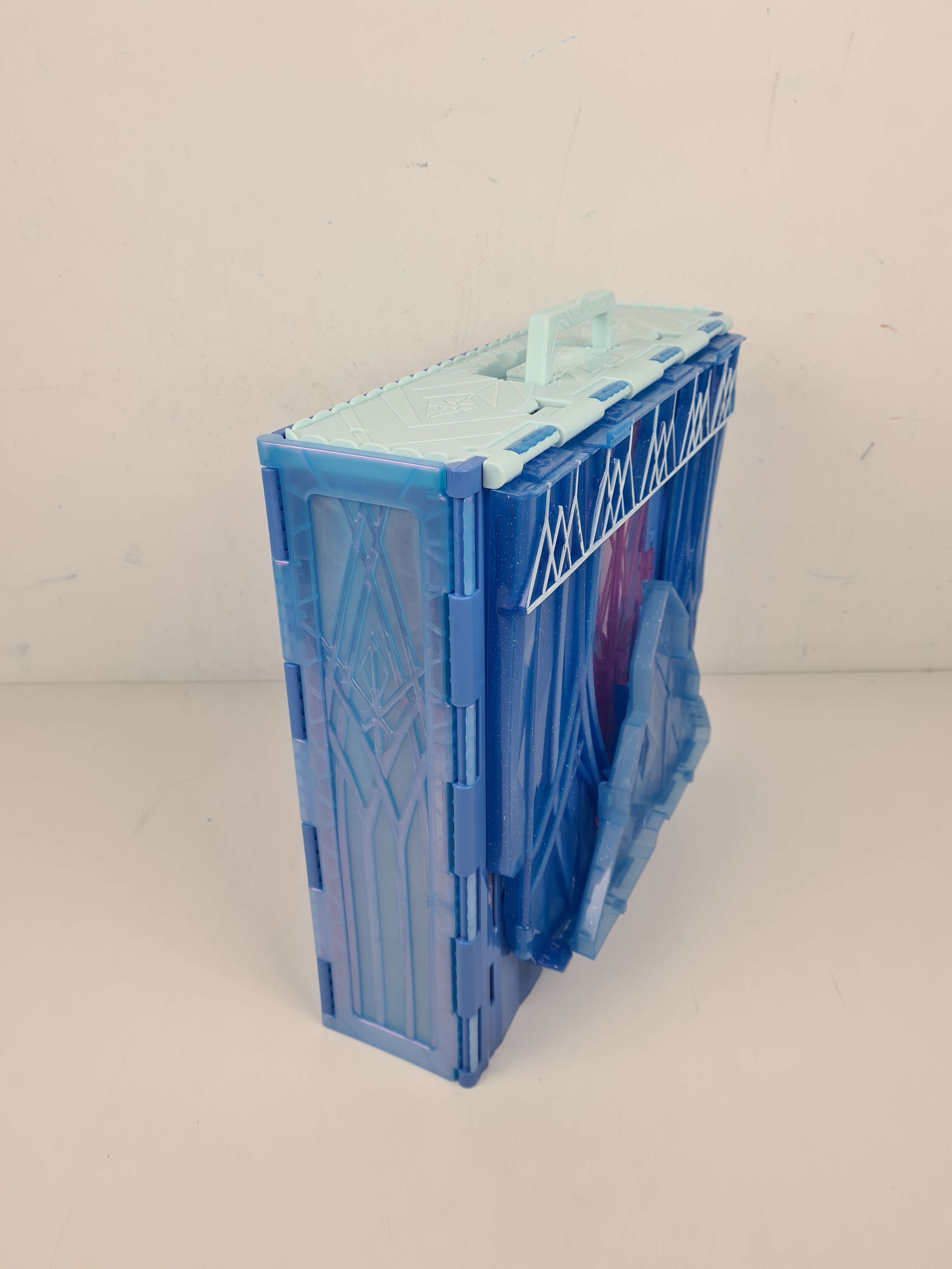 Voir photo 3 de Maison poupée - Château reine des neiges avec accessoires et poupée - 37 cm. Maison poupée - Château reine des neiges avec accessoires et poupée - 37 cm. Bon état reconditionné photo 3