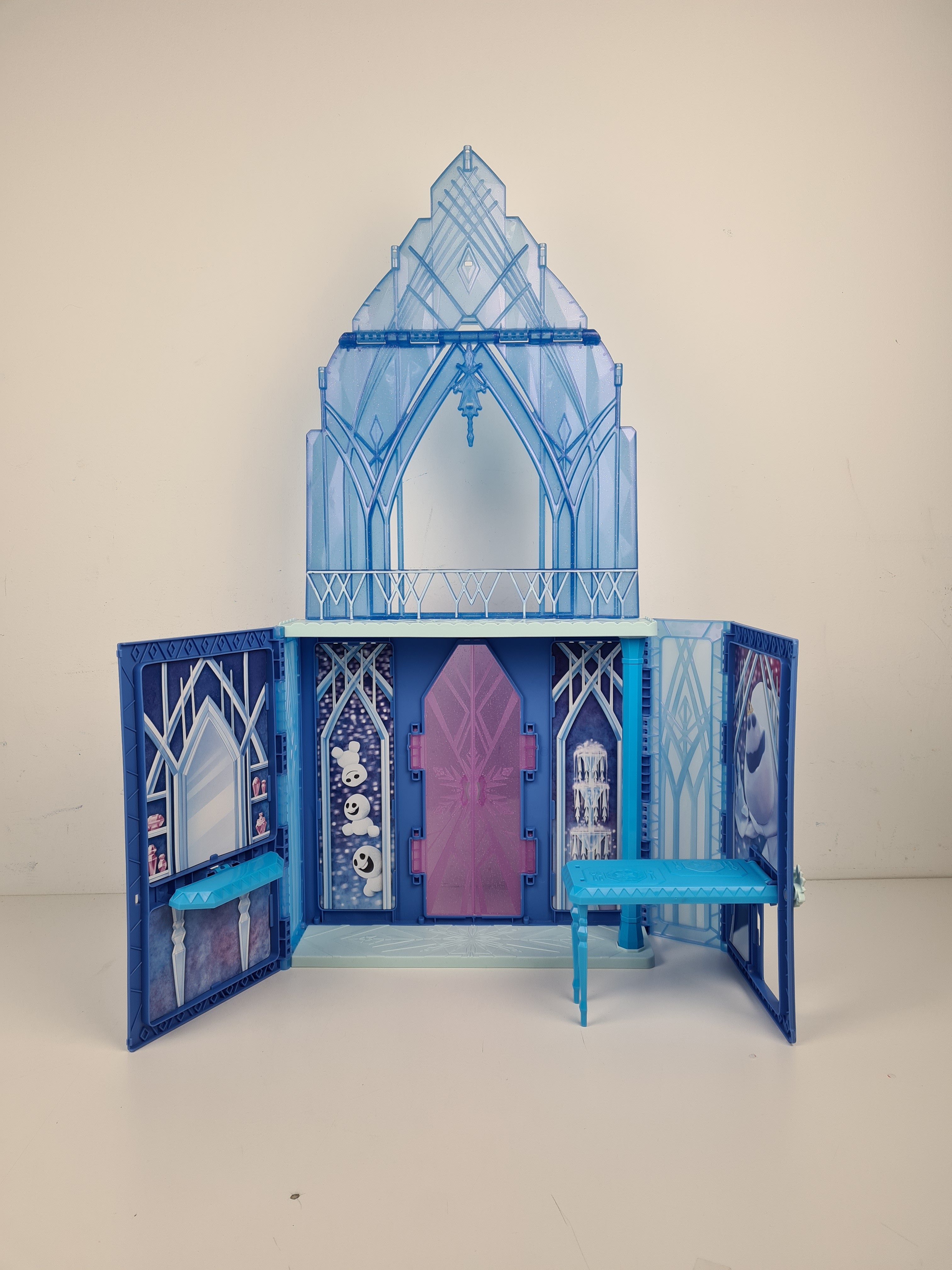 Voir photo 4 de Maison poupée - Château reine des neiges avec accessoires et poupée - 37 cm. Maison poupée - Château reine des neiges avec accessoires et poupée - 37 cm. Bon état reconditionné photo 4