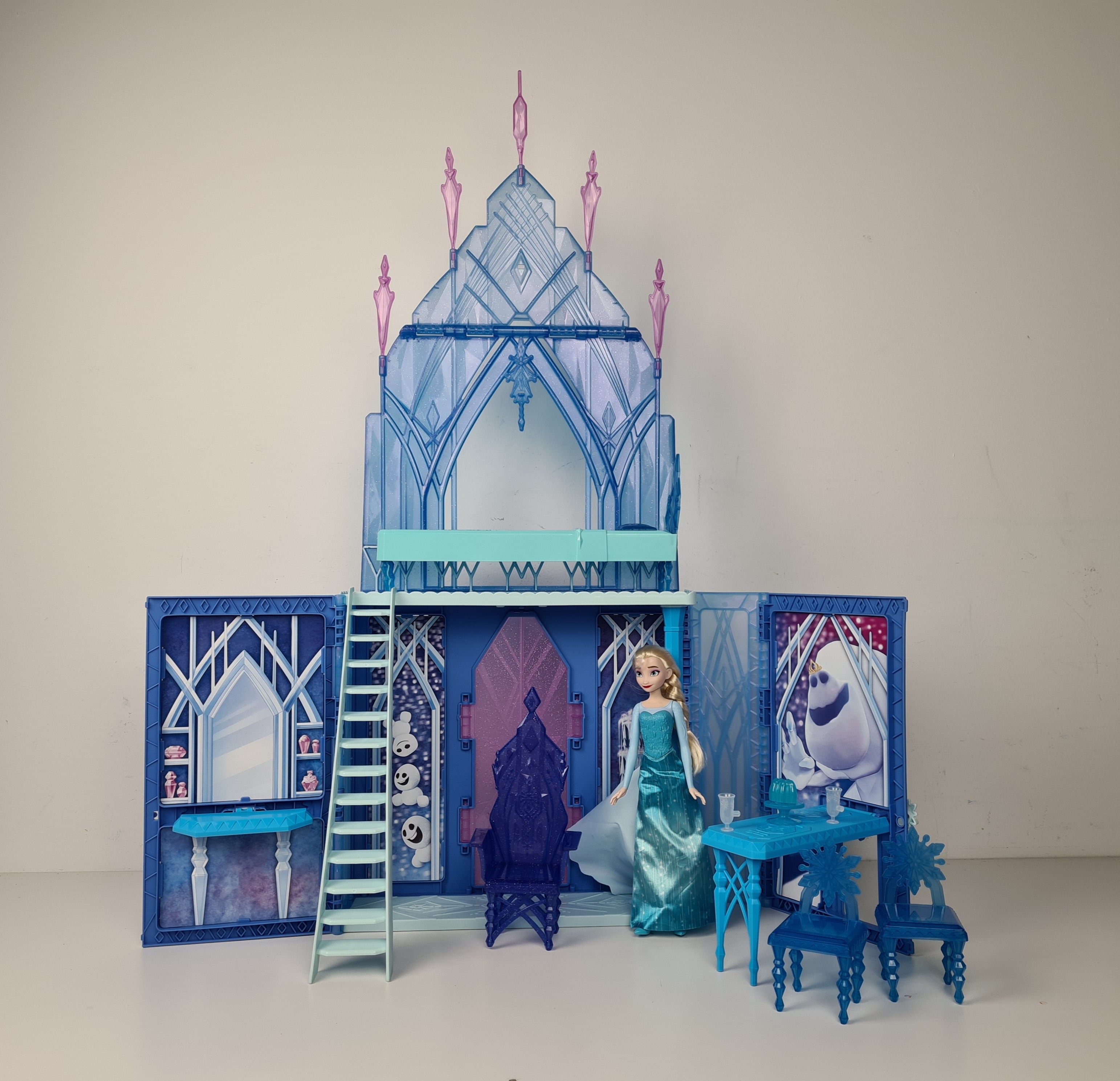 Voir photo 5 de Maison poupée - Château reine des neiges avec accessoires et poupée - 37 cm. Maison poupée - Château reine des neiges avec accessoires et poupée - 37 cm. Bon état reconditionné photo 5