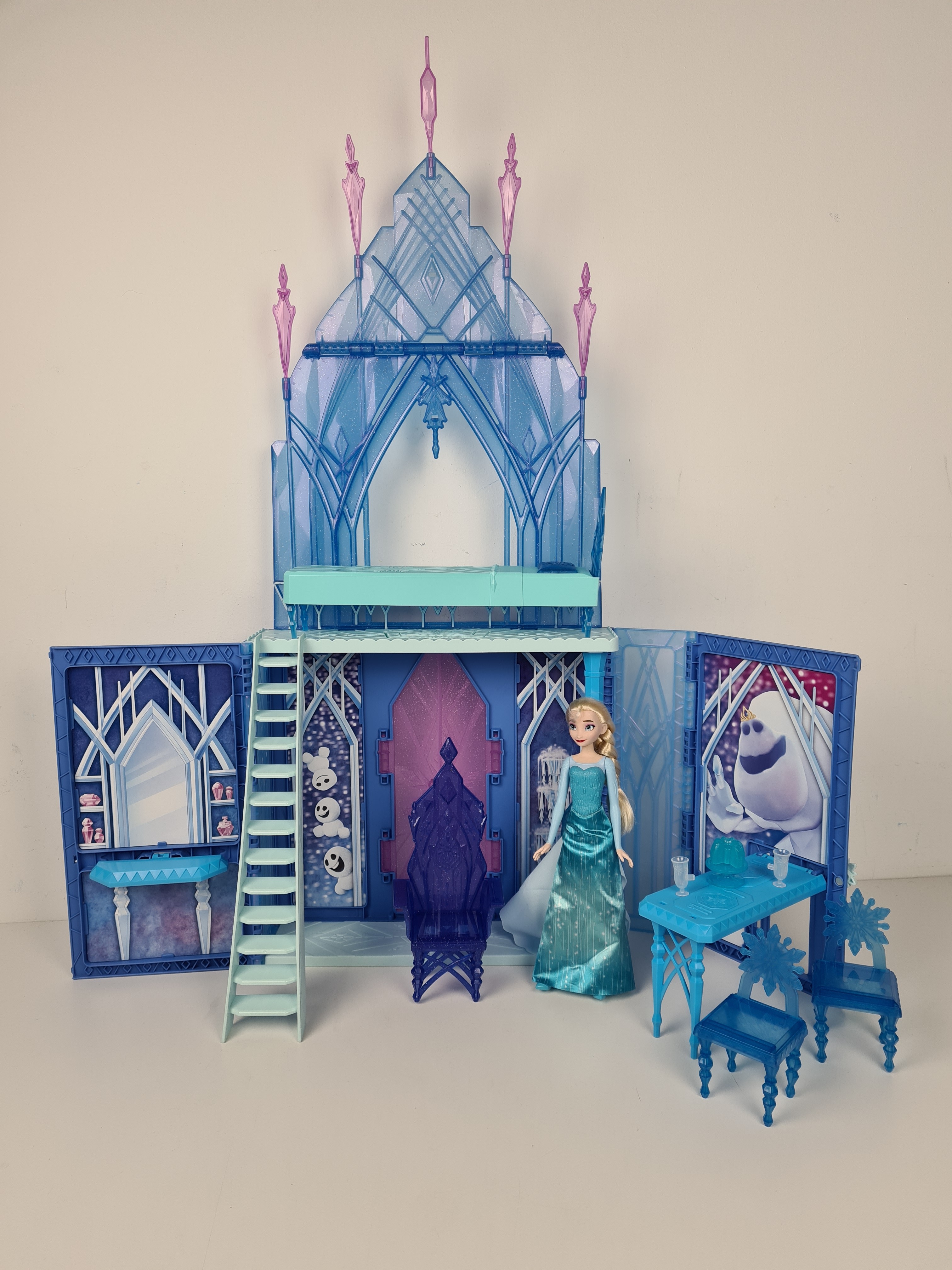 Voir photo 6 de Maison poupée - Château reine des neiges avec accessoires et poupée - 37 cm. Maison poupée - Château reine des neiges avec accessoires et poupée - 37 cm. Bon état reconditionné photo 6