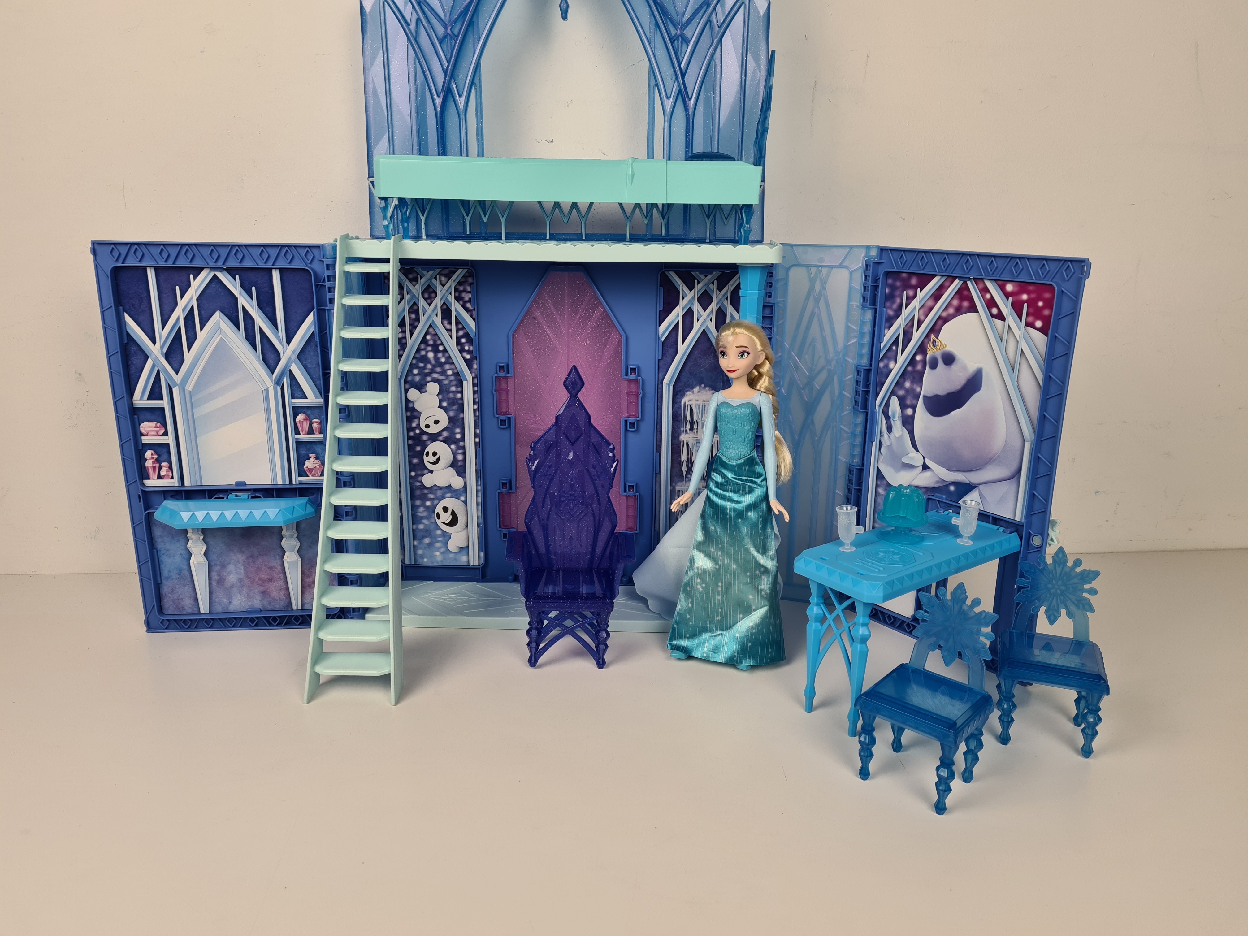 Voir photo 7 de Maison poupée - Château reine des neiges avec accessoires et poupée - 37 cm. Maison poupée - Château reine des neiges avec accessoires et poupée - 37 cm. Bon état reconditionné photo 7