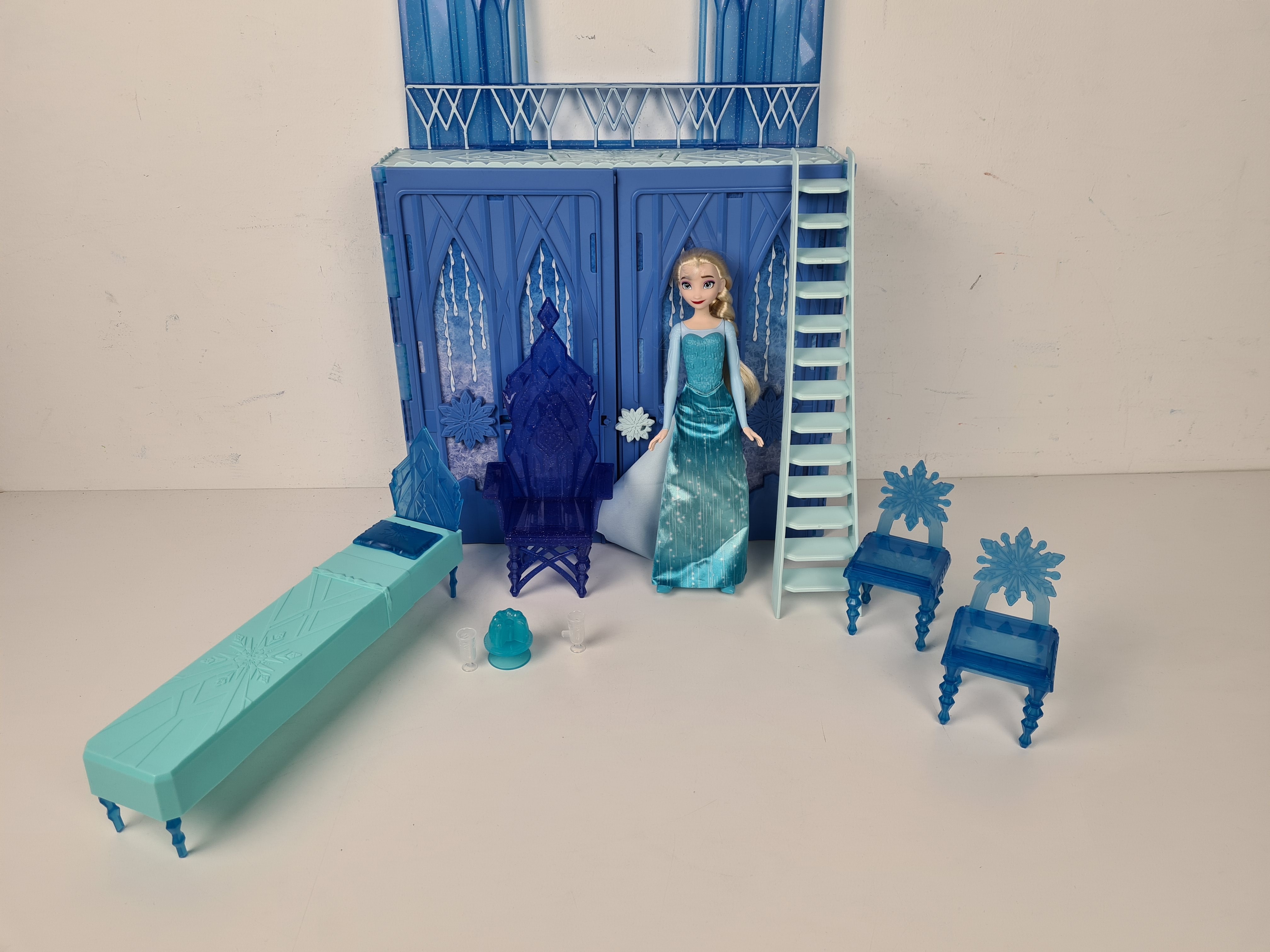 Voir photo 8 de Maison poupée - Château reine des neiges avec accessoires et poupée - 37 cm. Maison poupée - Château reine des neiges avec accessoires et poupée - 37 cm. Bon état reconditionné photo 8