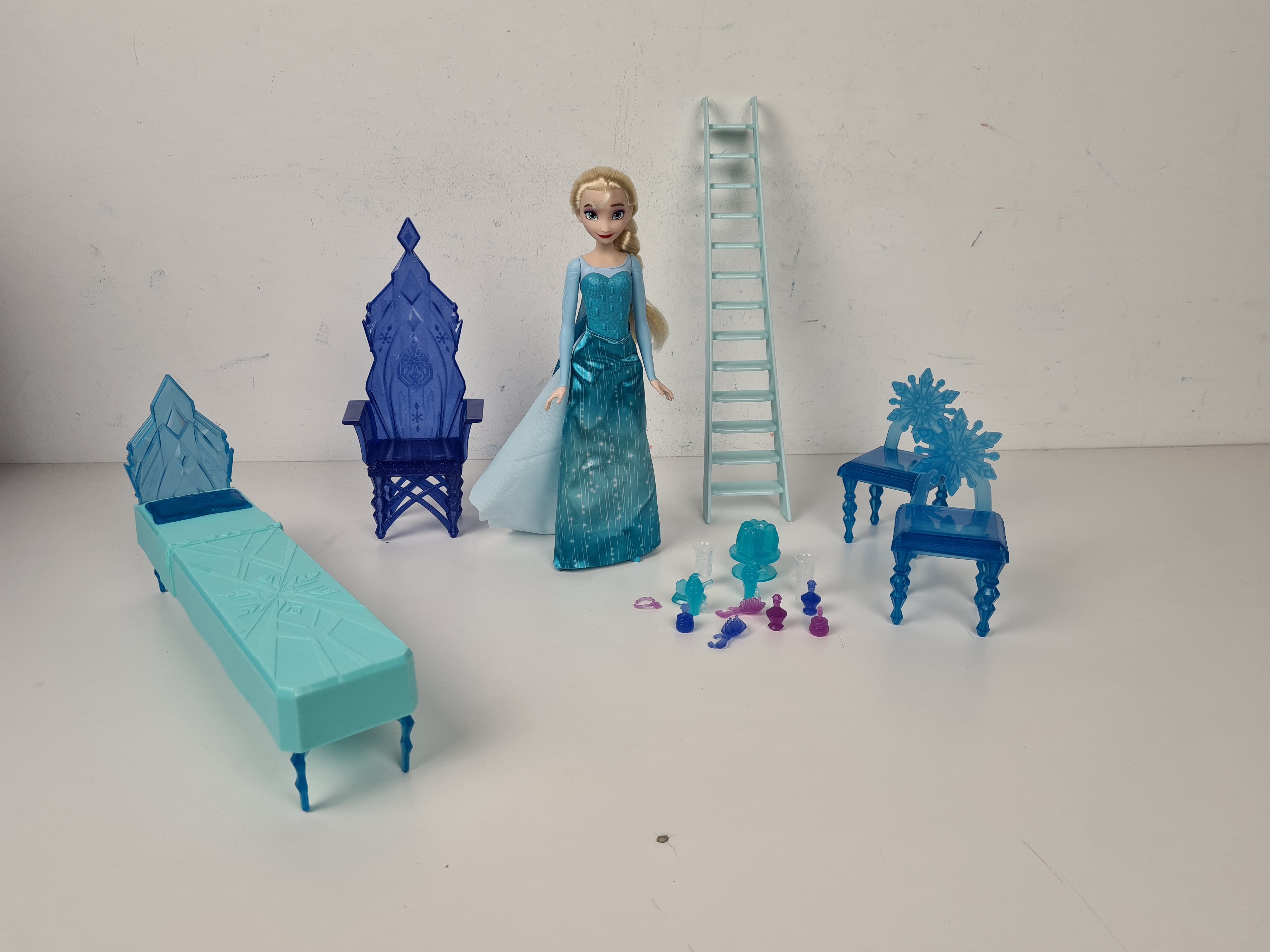Voir photo 9 de Maison poupée - Château reine des neiges avec accessoires et poupée - 37 cm. Maison poupée - Château reine des neiges avec accessoires et poupée - 37 cm. Bon état reconditionné photo 9