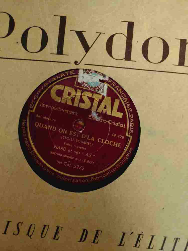 Voir photo 14 de Malette avec lot de 22 vinyles 78 tours ancien, hymne, chant revolutionnaire, valses, musettes, scènes comique, fox trop, rumba, marche de film et chansons française. Malette avec lot de 22 vinyles 78 tours ancien, hymne, chant revolutionnaire, valses, musettes, scènes comique, fox trop, rumba, marche de film et chansons française. reconditionné photo 14