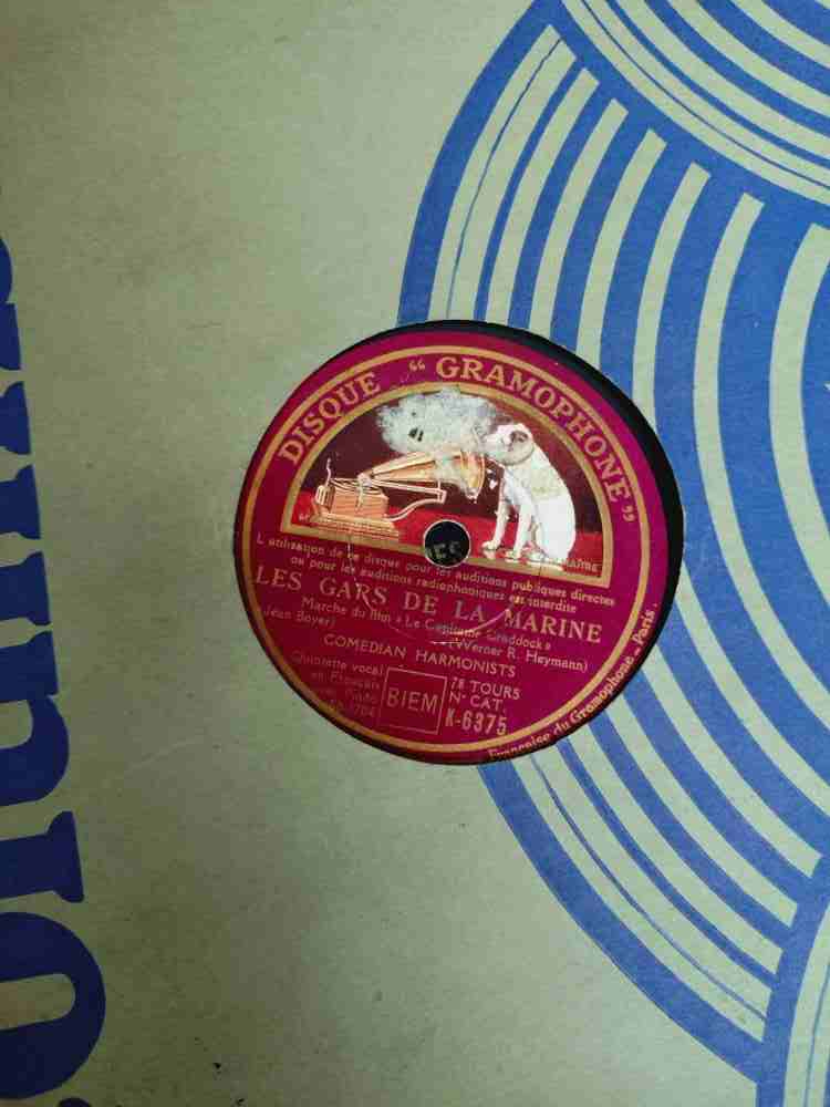 Voir photo 15 de Malette avec lot de 22 vinyles 78 tours ancien, hymne, chant revolutionnaire, valses, musettes, scènes comique, fox trop, rumba, marche de film et chansons française. Malette avec lot de 22 vinyles 78 tours ancien, hymne, chant revolutionnaire, valses, musettes, scènes comique, fox trop, rumba, marche de film et chansons française. reconditionné photo 15