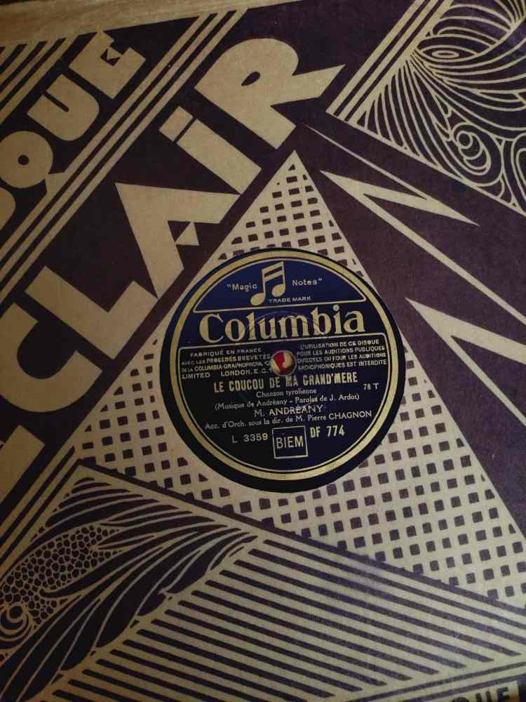 Voir photo 18 de Malette avec lot de 22 vinyles 78 tours ancien, hymne, chant revolutionnaire, valses, musettes, scènes comique, fox trop, rumba, marche de film et chansons française. Malette avec lot de 22 vinyles 78 tours ancien, hymne, chant revolutionnaire, valses, musettes, scènes comique, fox trop, rumba, marche de film et chansons française. reconditionné photo 18