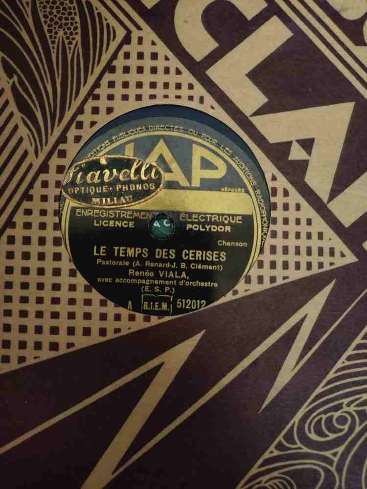Voir photo 19 de Malette avec lot de 22 vinyles 78 tours ancien, hymne, chant revolutionnaire, valses, musettes, scènes comique, fox trop, rumba, marche de film et chansons française. Malette avec lot de 22 vinyles 78 tours ancien, hymne, chant revolutionnaire, valses, musettes, scènes comique, fox trop, rumba, marche de film et chansons française. reconditionné photo 19