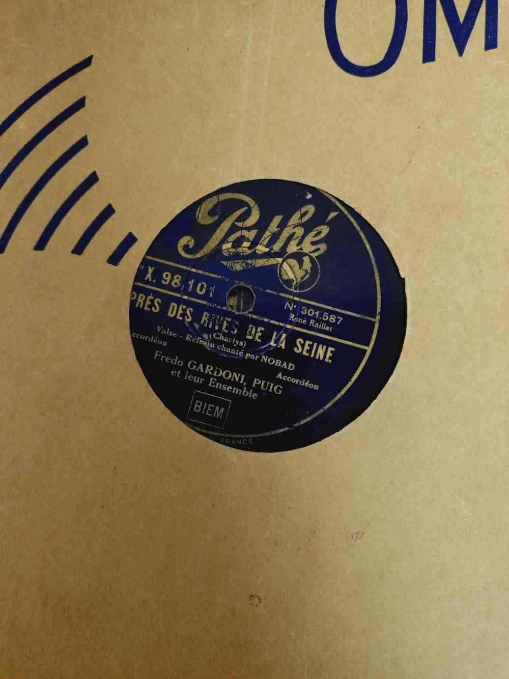 Voir photo 2 de Malette avec lot de 22 vinyles 78 tours ancien, hymne, chant revolutionnaire, valses, musettes, scènes comique, fox trop, rumba, marche de film et chansons française. Malette avec lot de 22 vinyles 78 tours ancien, hymne, chant revolutionnaire, valses, musettes, scènes comique, fox trop, rumba, marche de film et chansons française. reconditionné photo 2
