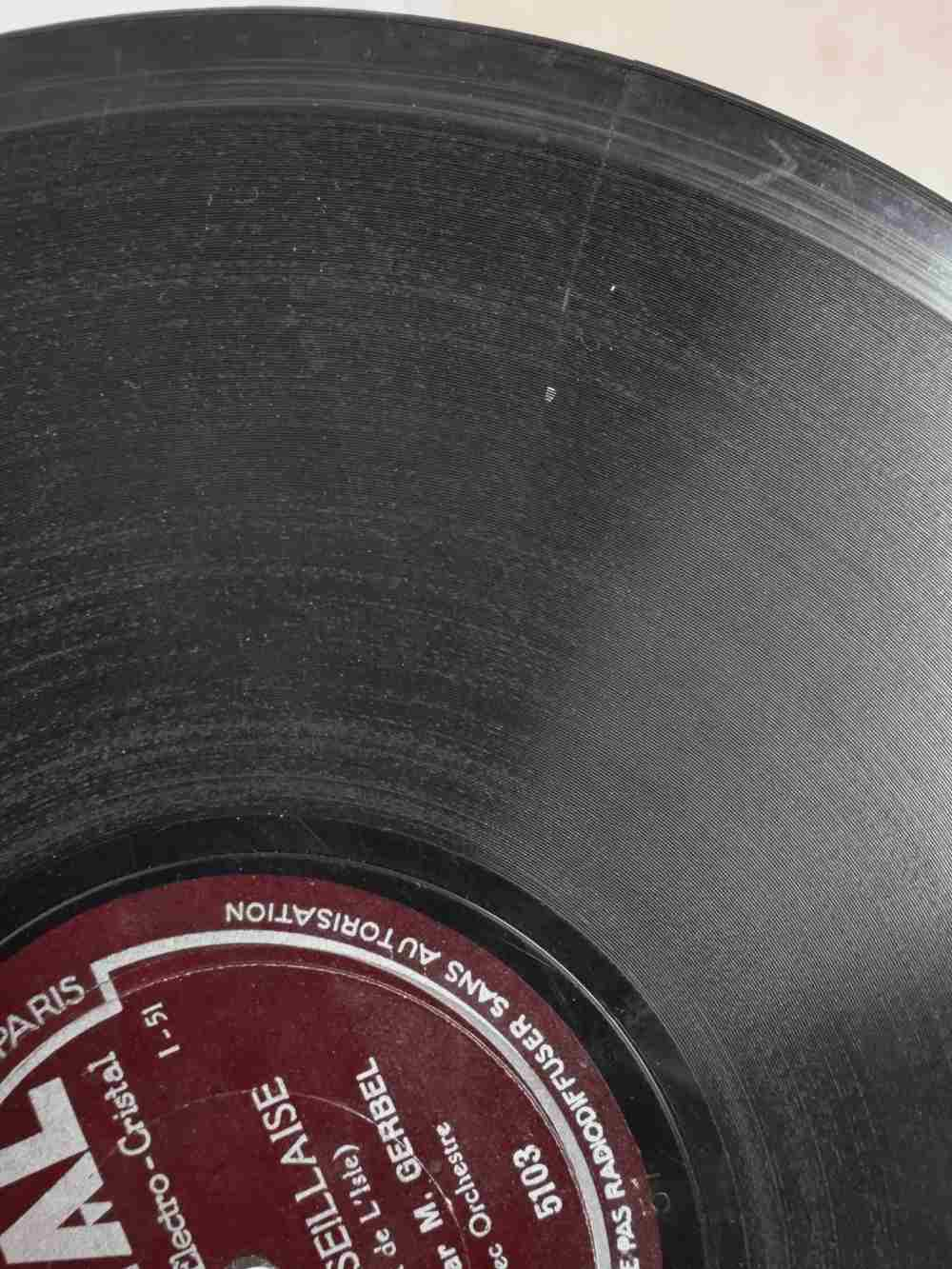 Voir photo 26 de Malette avec lot de 22 vinyles 78 tours ancien, hymne, chant revolutionnaire, valses, musettes, scènes comique, fox trop, rumba, marche de film et chansons française. Malette avec lot de 22 vinyles 78 tours ancien, hymne, chant revolutionnaire, valses, musettes, scènes comique, fox trop, rumba, marche de film et chansons française. reconditionné photo 26