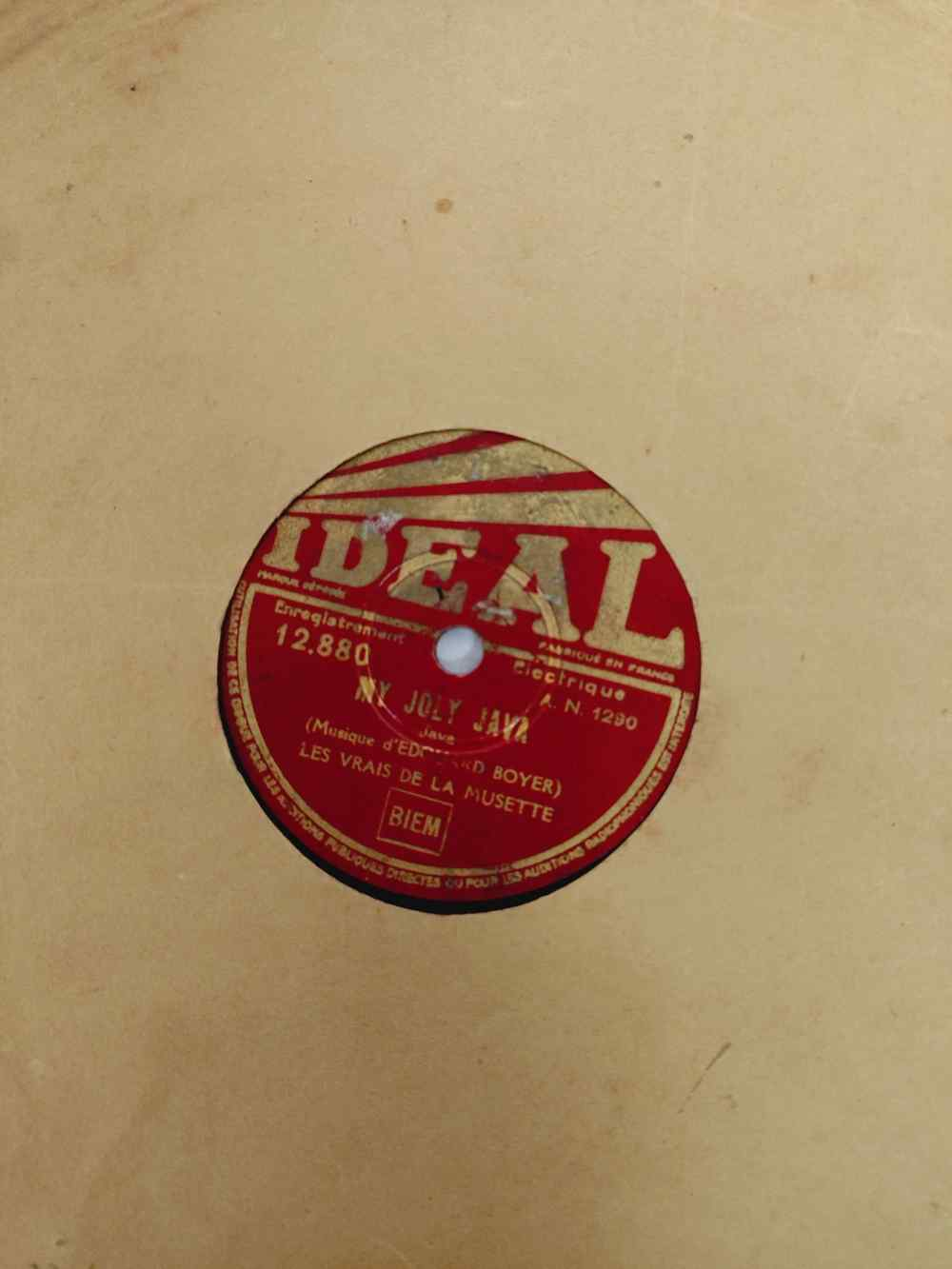 Voir photo 3 de Malette avec lot de 22 vinyles 78 tours ancien, hymne, chant revolutionnaire, valses, musettes, scènes comique, fox trop, rumba, marche de film et chansons française. Malette avec lot de 22 vinyles 78 tours ancien, hymne, chant revolutionnaire, valses, musettes, scènes comique, fox trop, rumba, marche de film et chansons française. reconditionné photo 3