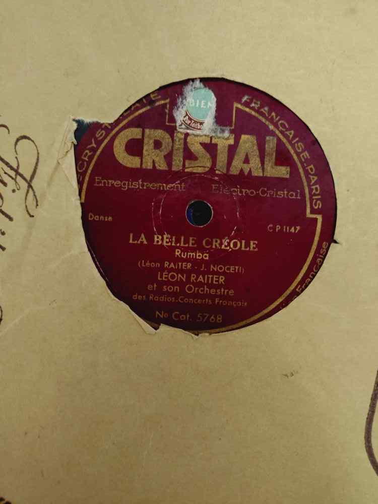 Voir photo 8 de Malette avec lot de 22 vinyles 78 tours ancien, hymne, chant revolutionnaire, valses, musettes, scènes comique, fox trop, rumba, marche de film et chansons française. Malette avec lot de 22 vinyles 78 tours ancien, hymne, chant revolutionnaire, valses, musettes, scènes comique, fox trop, rumba, marche de film et chansons française. reconditionné photo 8
