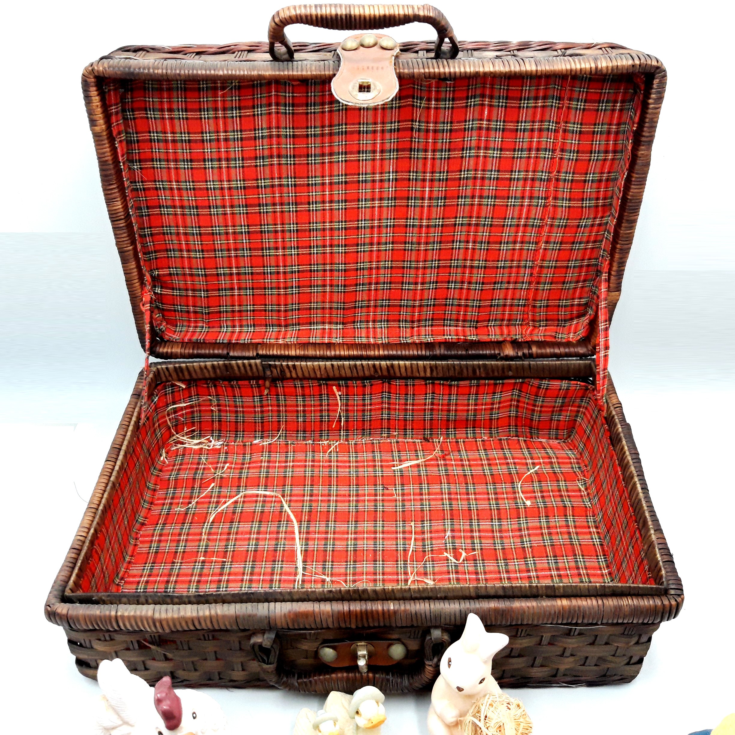 Voir photo 10 de Malette en Osier de ‘’Pâques’’ avec ses œufs et figurines en plâtre, artisanat traditionnel Malette en Osier de ‘’Pâques’’ avec ses œufs et figurines en plâtre, artisanat traditionnel Bon état reconditionné photo 10