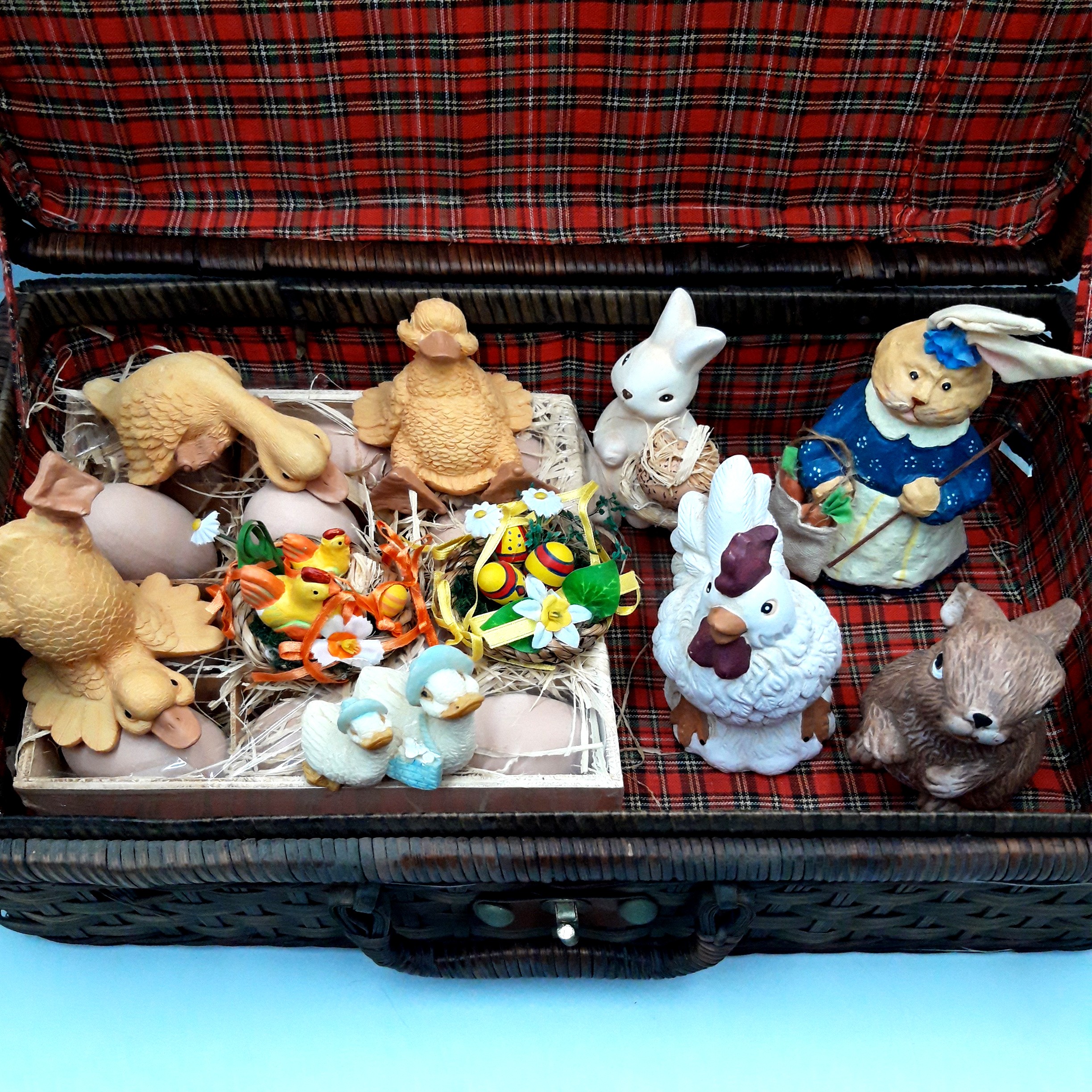 Voir photo 2 de Malette en Osier de ‘’Pâques’’ avec ses œufs et figurines en plâtre, artisanat traditionnel Malette en Osier de ‘’Pâques’’ avec ses œufs et figurines en plâtre, artisanat traditionnel Bon état reconditionné photo 2