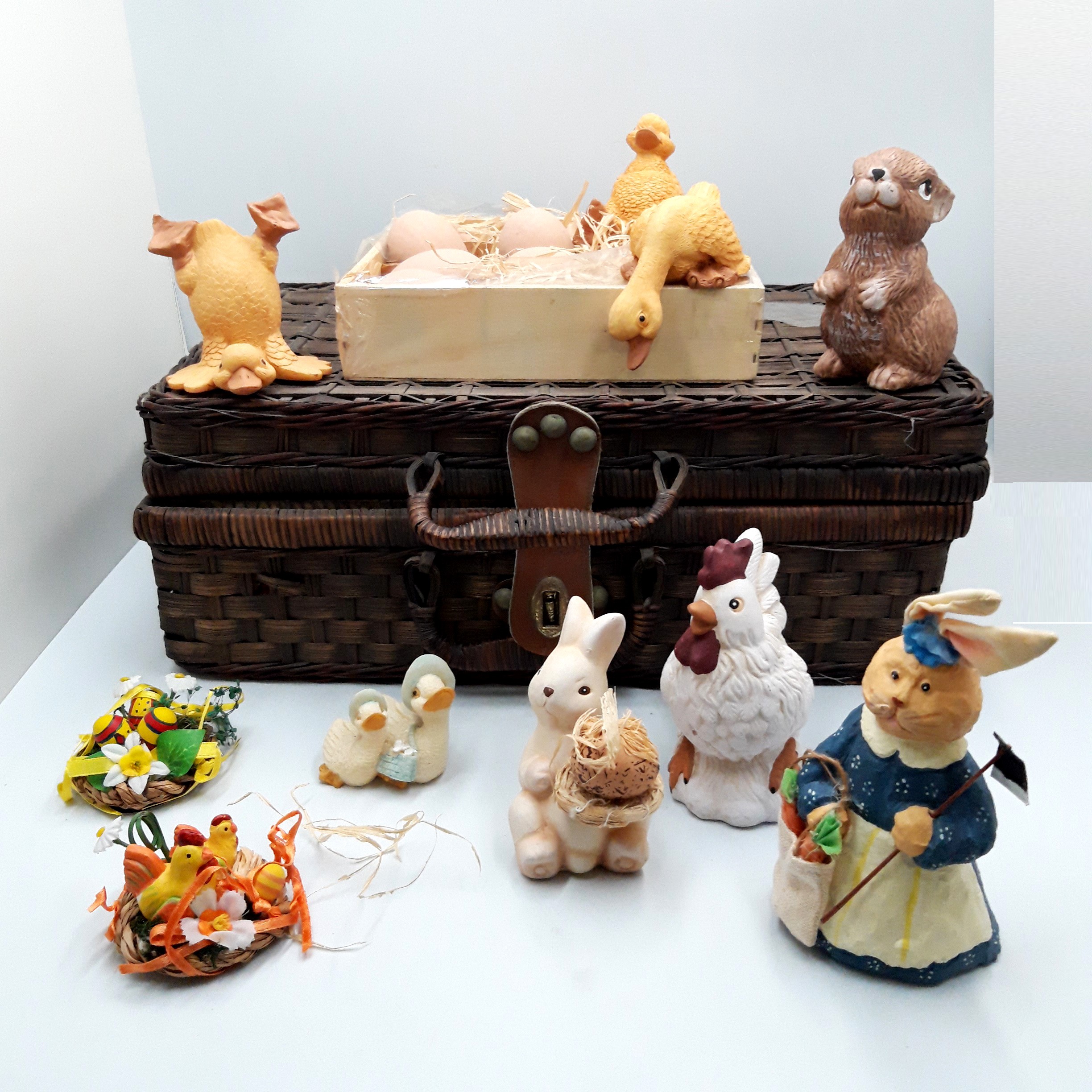 Voir photo 3 de Malette en Osier de ‘’Pâques’’ avec ses œufs et figurines en plâtre, artisanat traditionnel Malette en Osier de ‘’Pâques’’ avec ses œufs et figurines en plâtre, artisanat traditionnel Bon état reconditionné photo 3