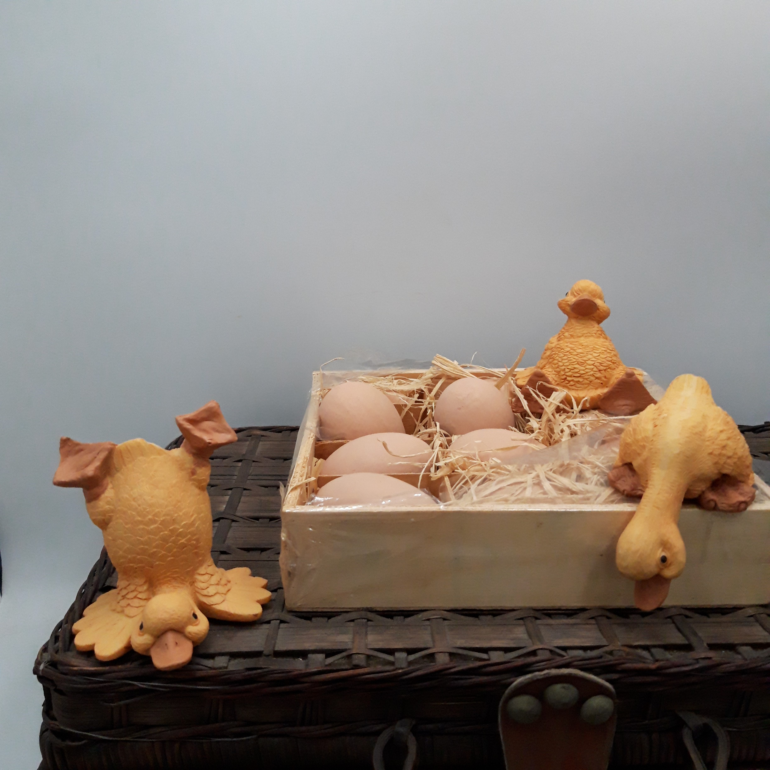 Voir photo 4 de Malette en Osier de ‘’Pâques’’ avec ses œufs et figurines en plâtre, artisanat traditionnel Malette en Osier de ‘’Pâques’’ avec ses œufs et figurines en plâtre, artisanat traditionnel Bon état reconditionné photo 4