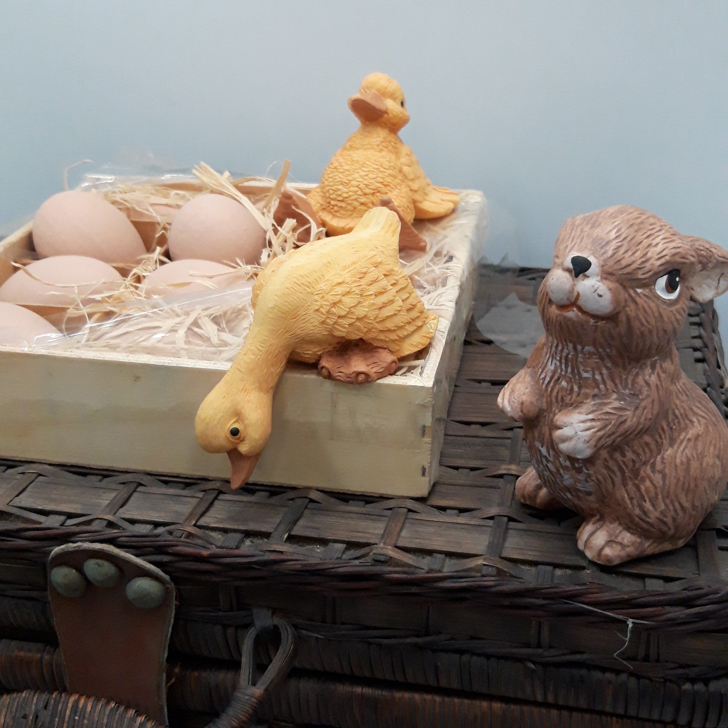 Voir photo 5 de Malette en Osier de ‘’Pâques’’ avec ses œufs et figurines en plâtre, artisanat traditionnel Malette en Osier de ‘’Pâques’’ avec ses œufs et figurines en plâtre, artisanat traditionnel Bon état reconditionné photo 5