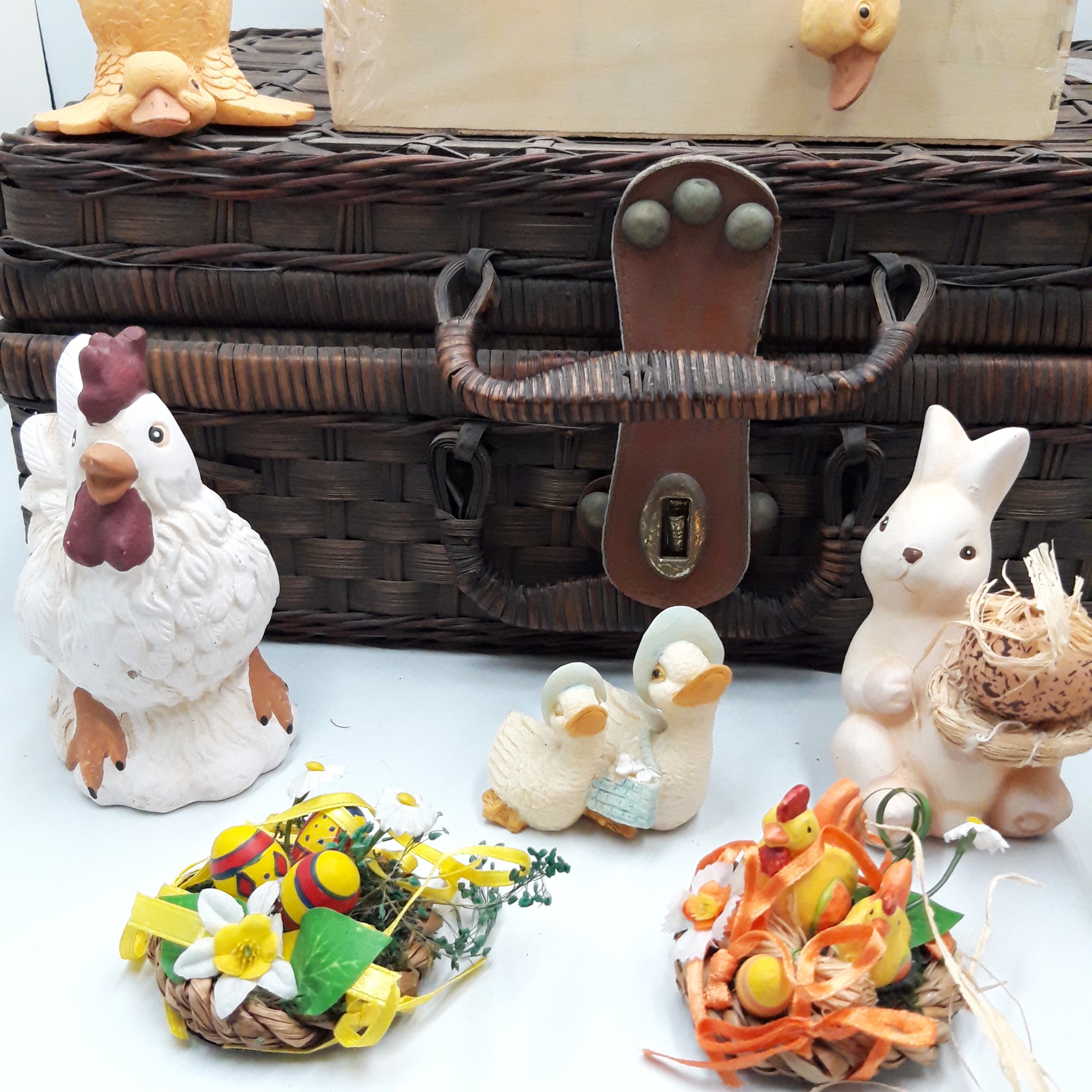 Voir photo 6 de Malette en Osier de ‘’Pâques’’ avec ses œufs et figurines en plâtre, artisanat traditionnel Malette en Osier de ‘’Pâques’’ avec ses œufs et figurines en plâtre, artisanat traditionnel Bon état reconditionné photo 6