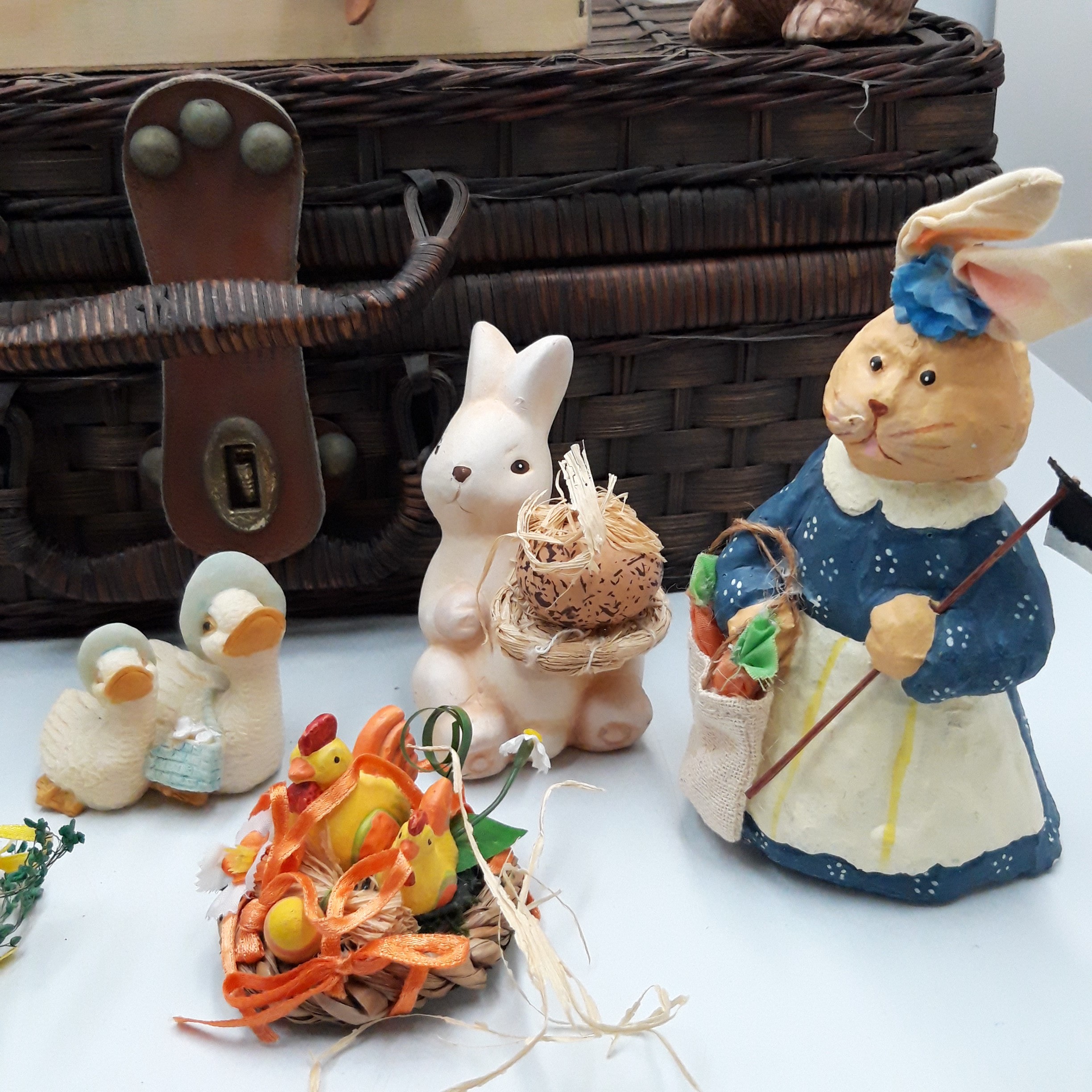 Voir photo 7 de Malette en Osier de ‘’Pâques’’ avec ses œufs et figurines en plâtre, artisanat traditionnel Malette en Osier de ‘’Pâques’’ avec ses œufs et figurines en plâtre, artisanat traditionnel Bon état reconditionné photo 7